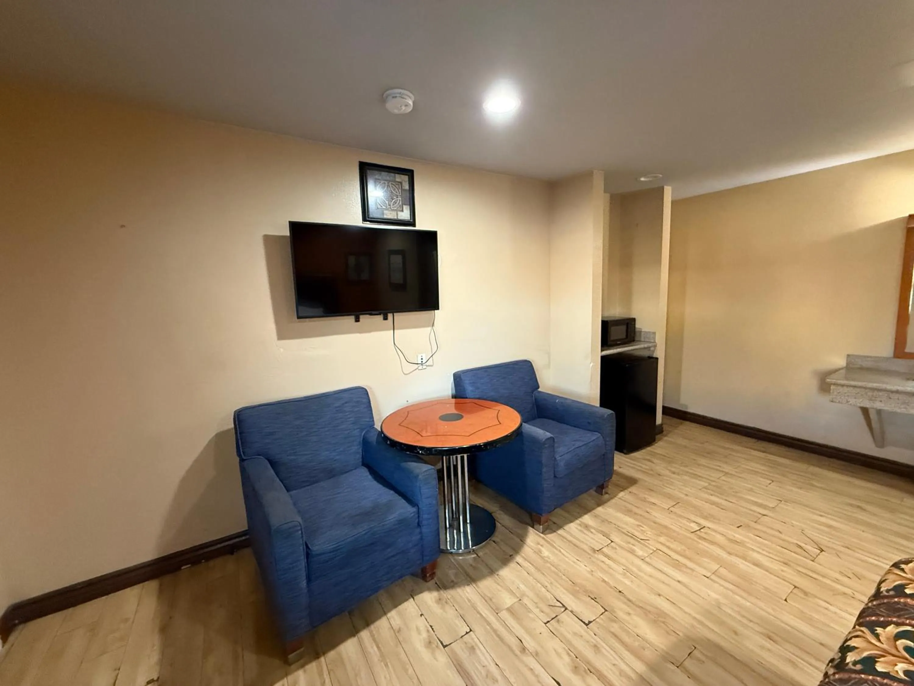 Bedroom, Bed in Rocky Inn Motel Long Beach, CA