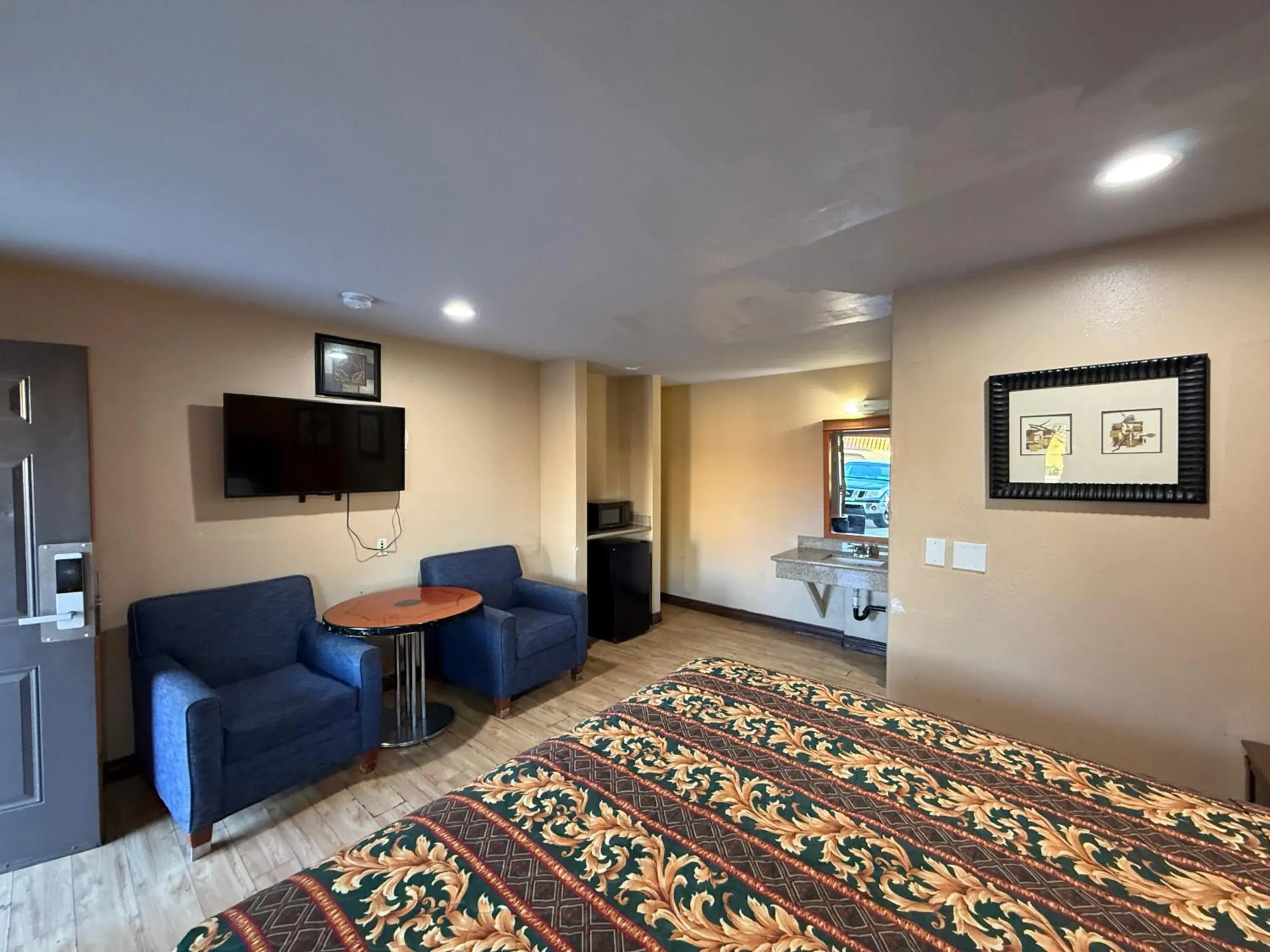 Queen Bed Accessible in Rocky Inn Motel Long Beach, CA Queen Bed Accessible in Rocky Inn Motel Long Beach, CA