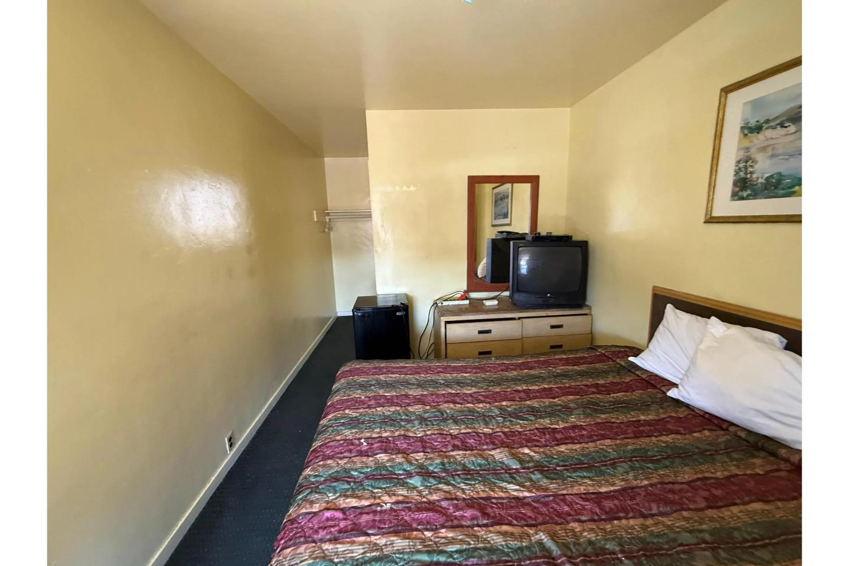 Bedroom, Bed in Discovery Inn Vallejo I 80 Near Napa CA