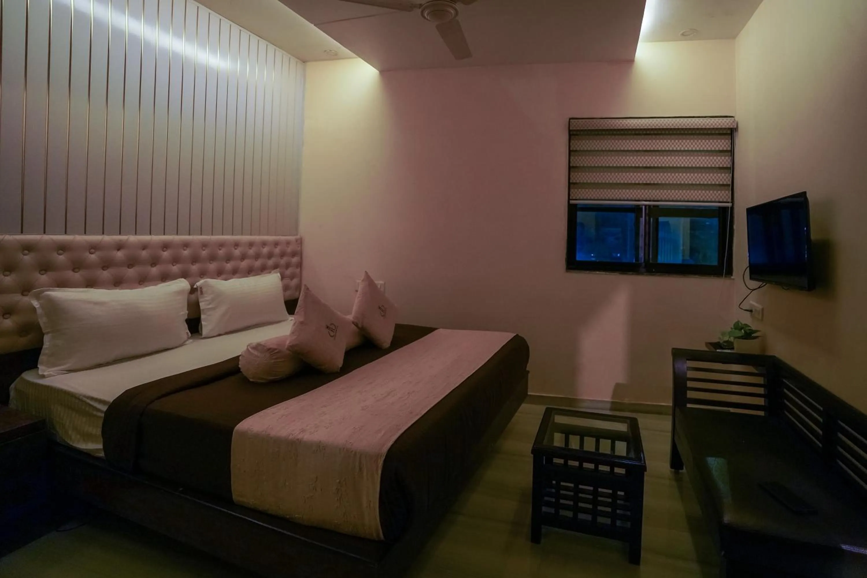 Communal lounge/ TV room, Bed in Hotel Royce Executive Near US Consulate, Bandra Kurla Complex