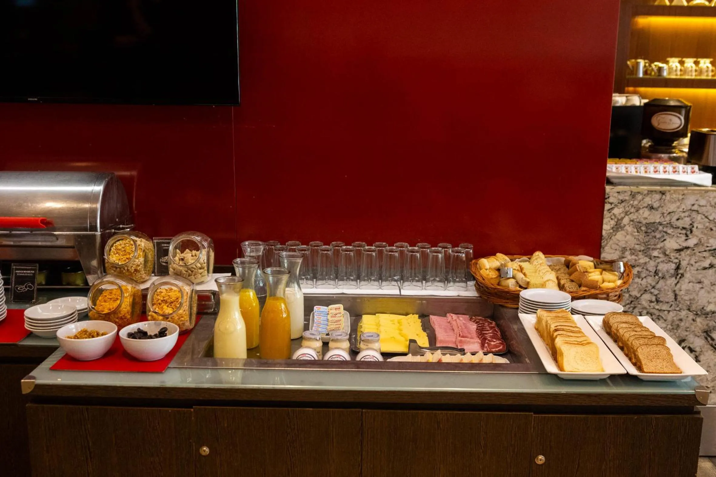 Buffet breakfast in 474 Buenos Aires Hotel