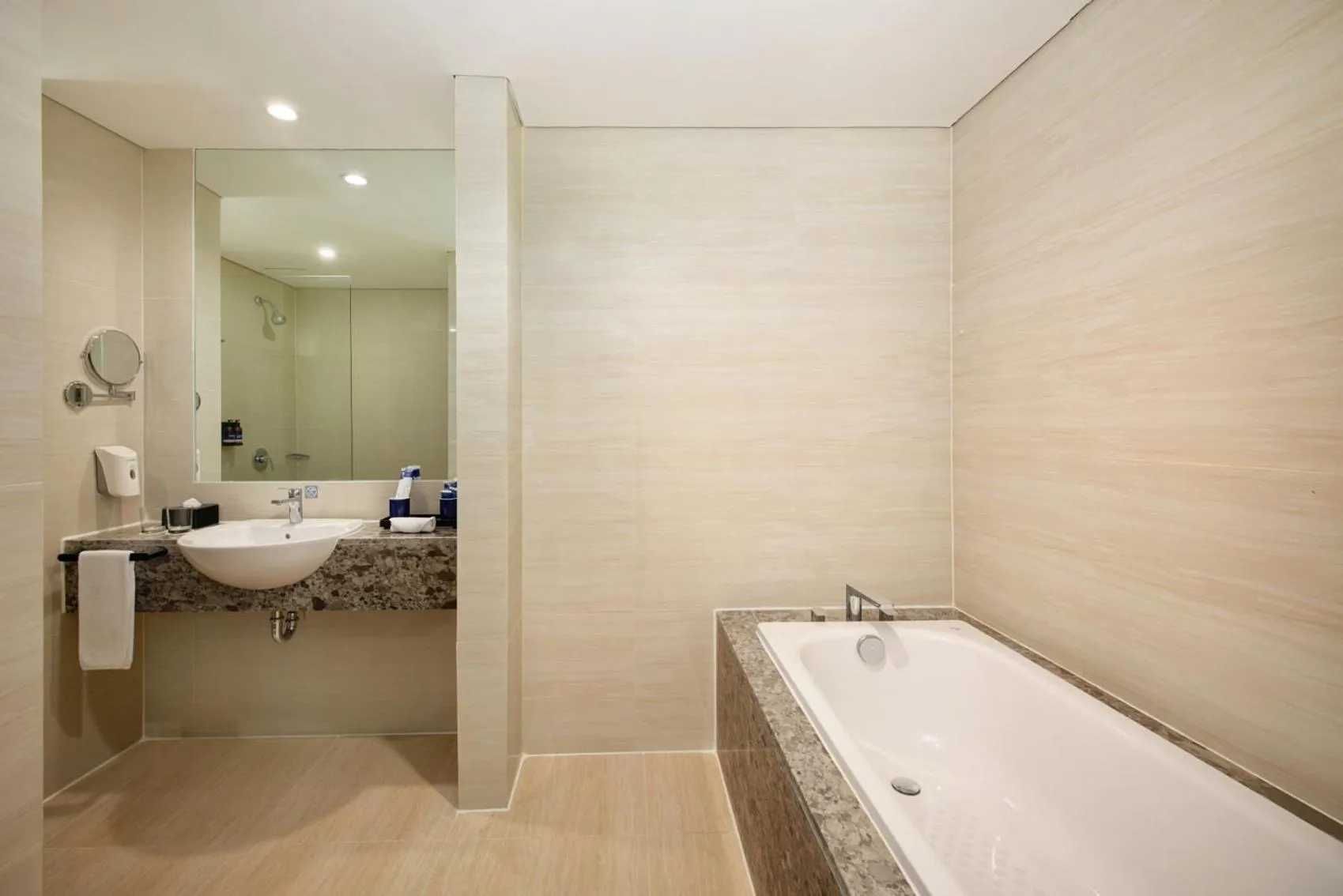 Bathroom in favehotel - Pantai Losari Makassar