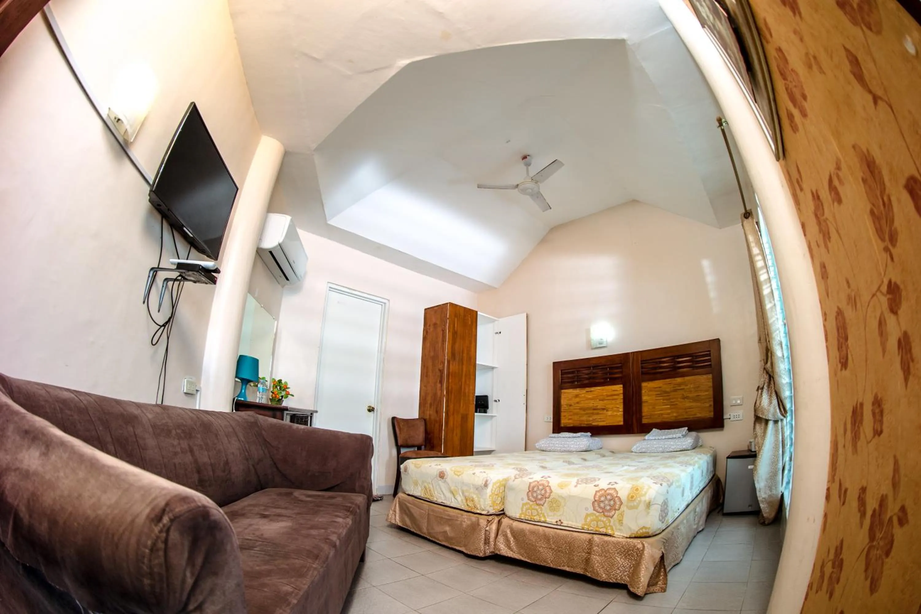 Living room, Bed in Oslob Seafari Resort