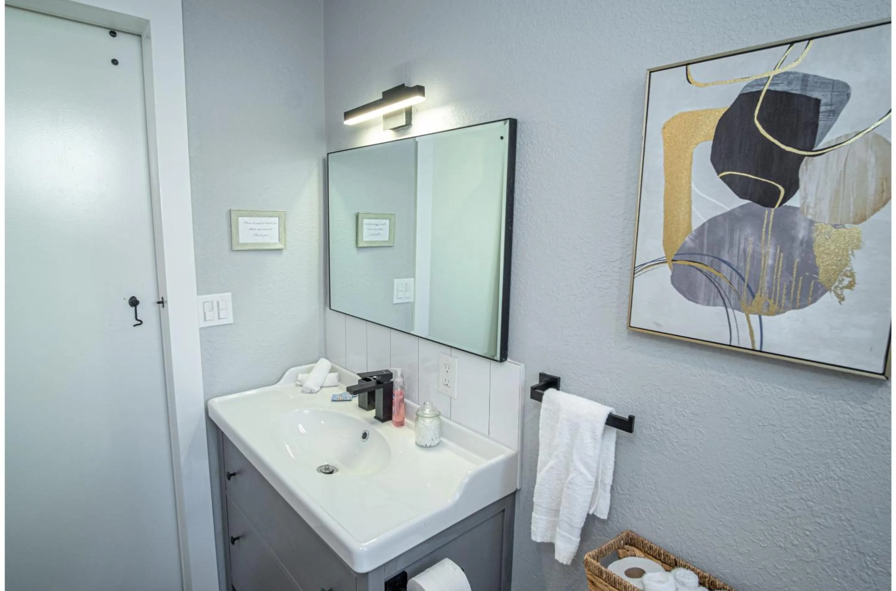 Bathroom in Stylish 4 Br2Ba Renovated Home Near Downtown