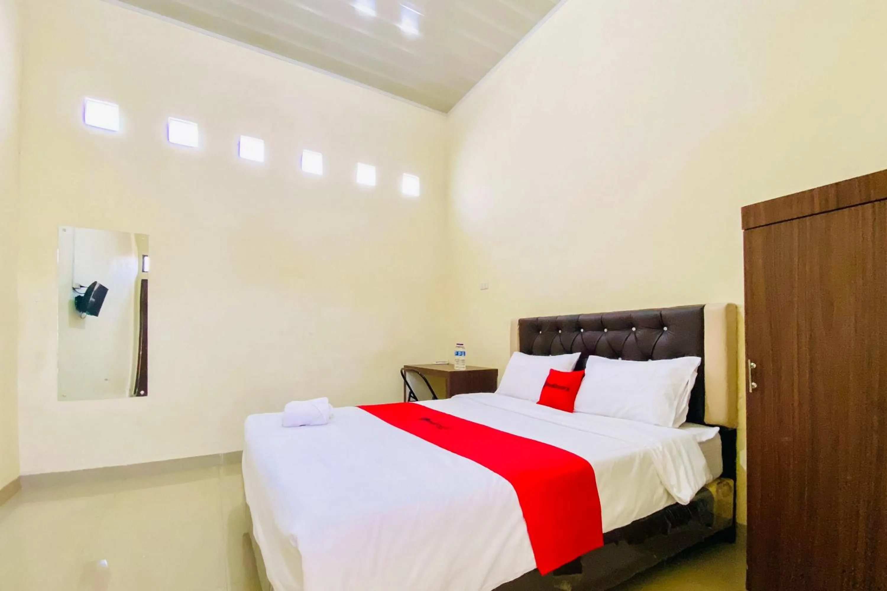 Bedroom, Bed in RedDoorz at Shine Guest House Tebing Tinggi