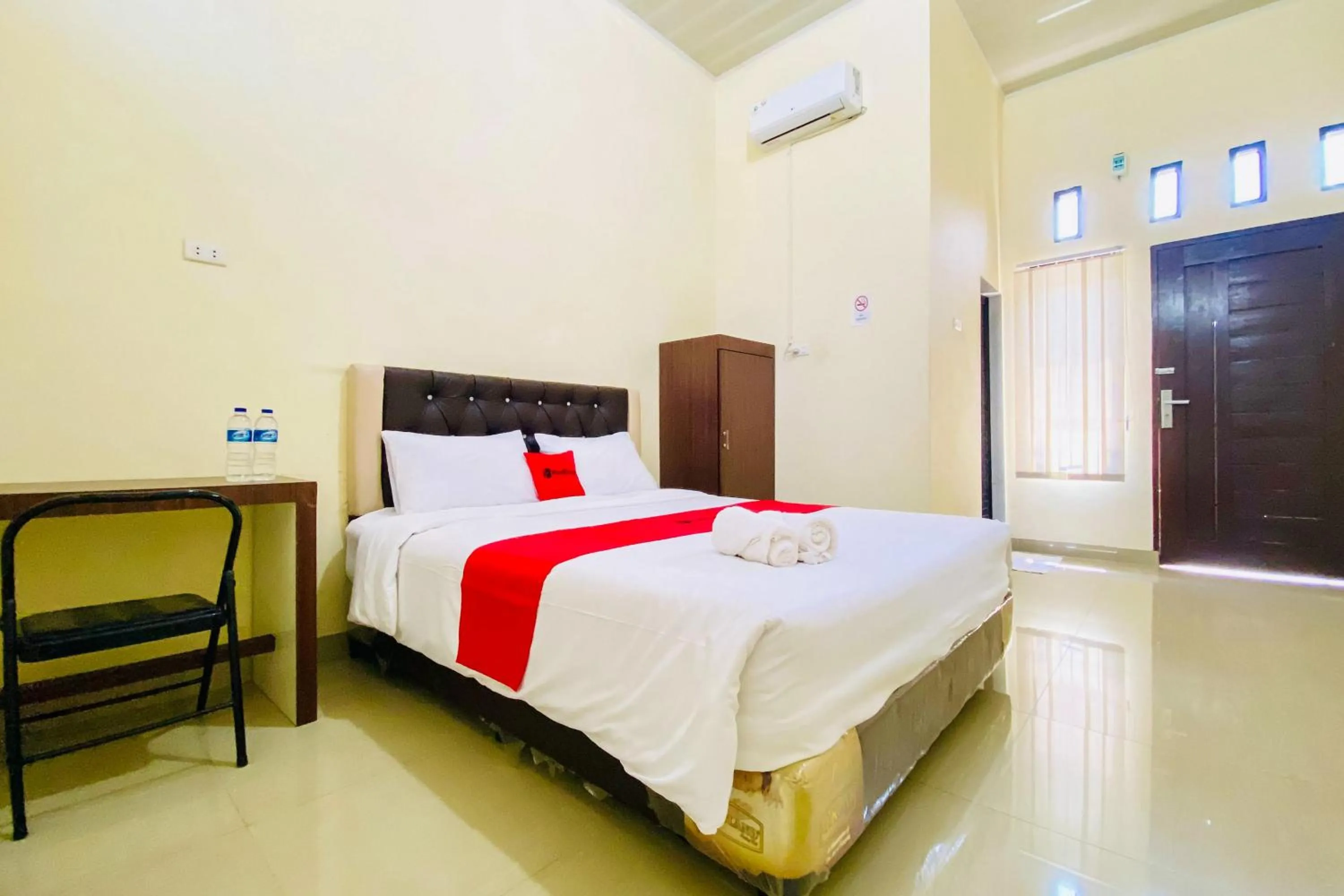 Bedroom, Bed in RedDoorz at Shine Guest House Tebing Tinggi