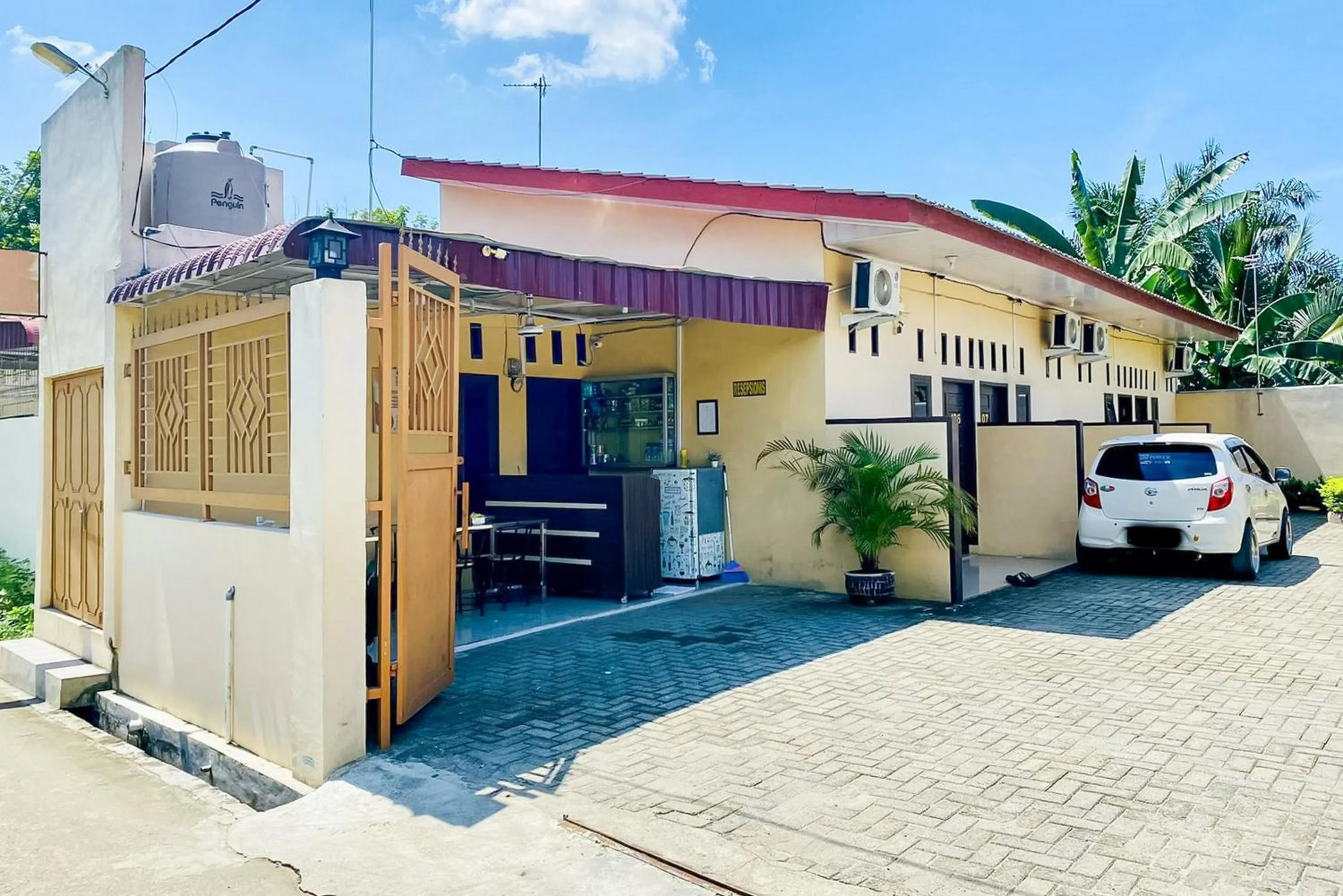 Facade/entrance in RedDoorz at Shine Guest House Tebing Tinggi