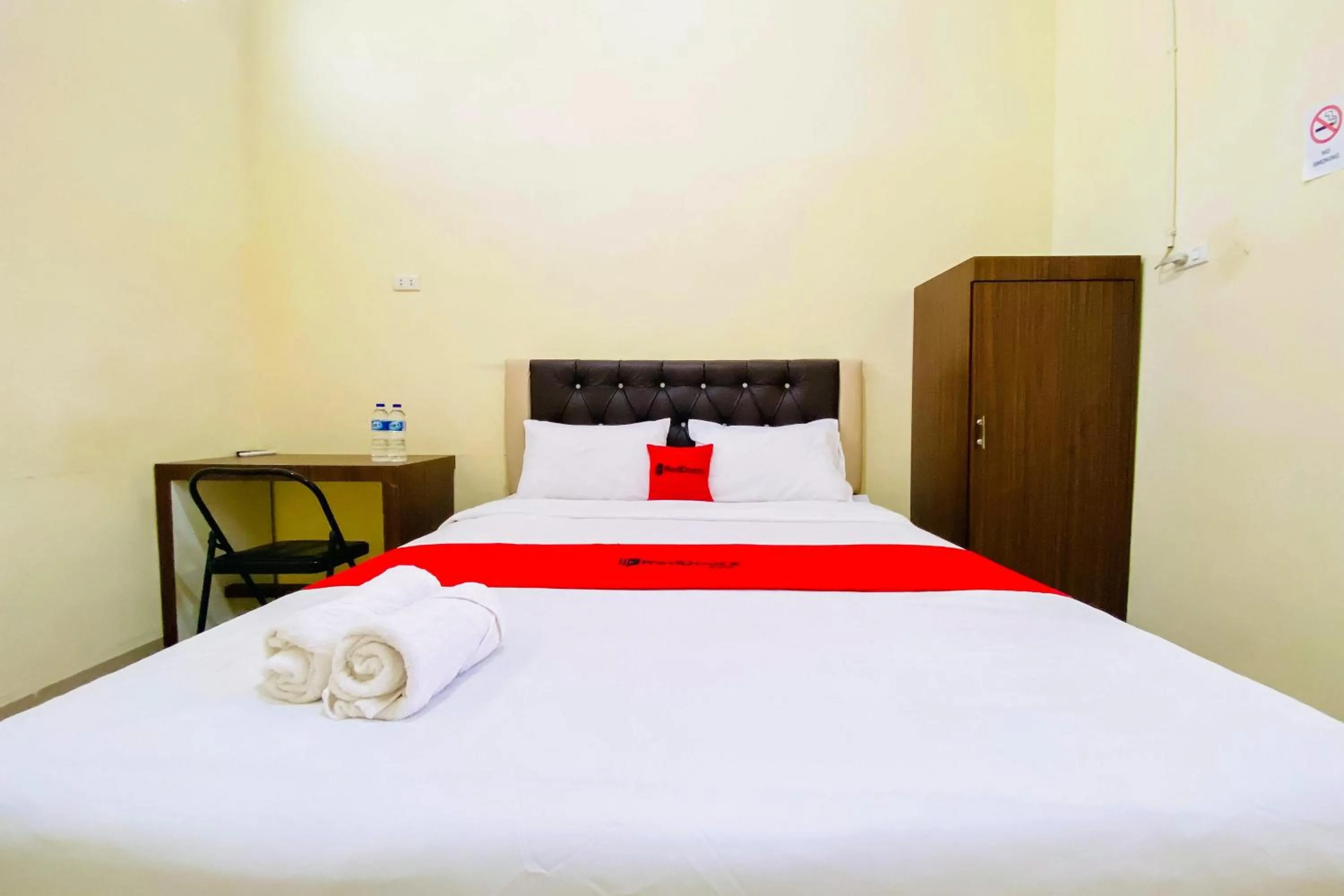 Bedroom, Bed in RedDoorz at Shine Guest House Tebing Tinggi