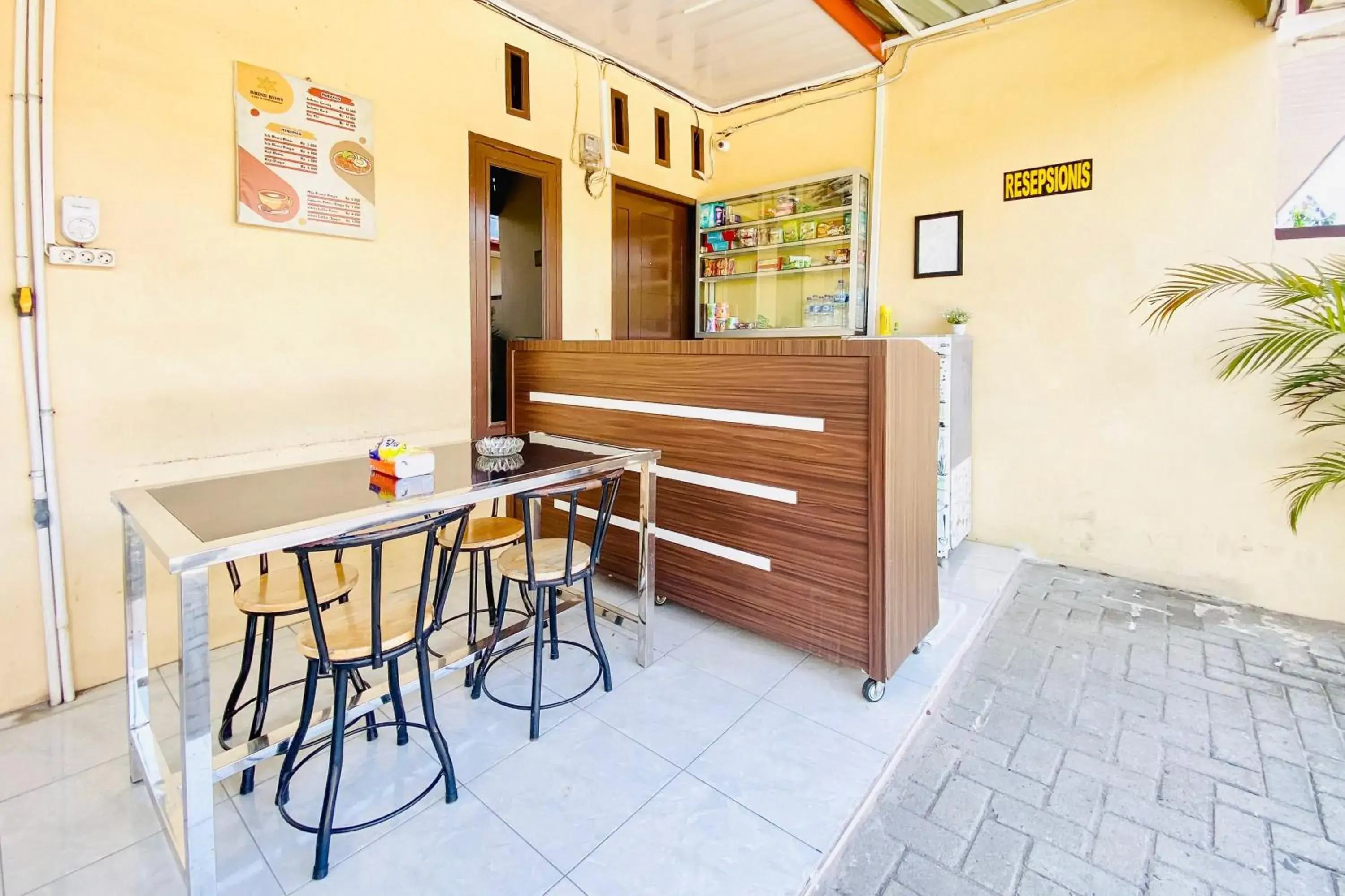 Lobby or reception in RedDoorz at Shine Guest House Tebing Tinggi Lobby or reception in RedDoorz at Shine Guest House Tebing Tinggi