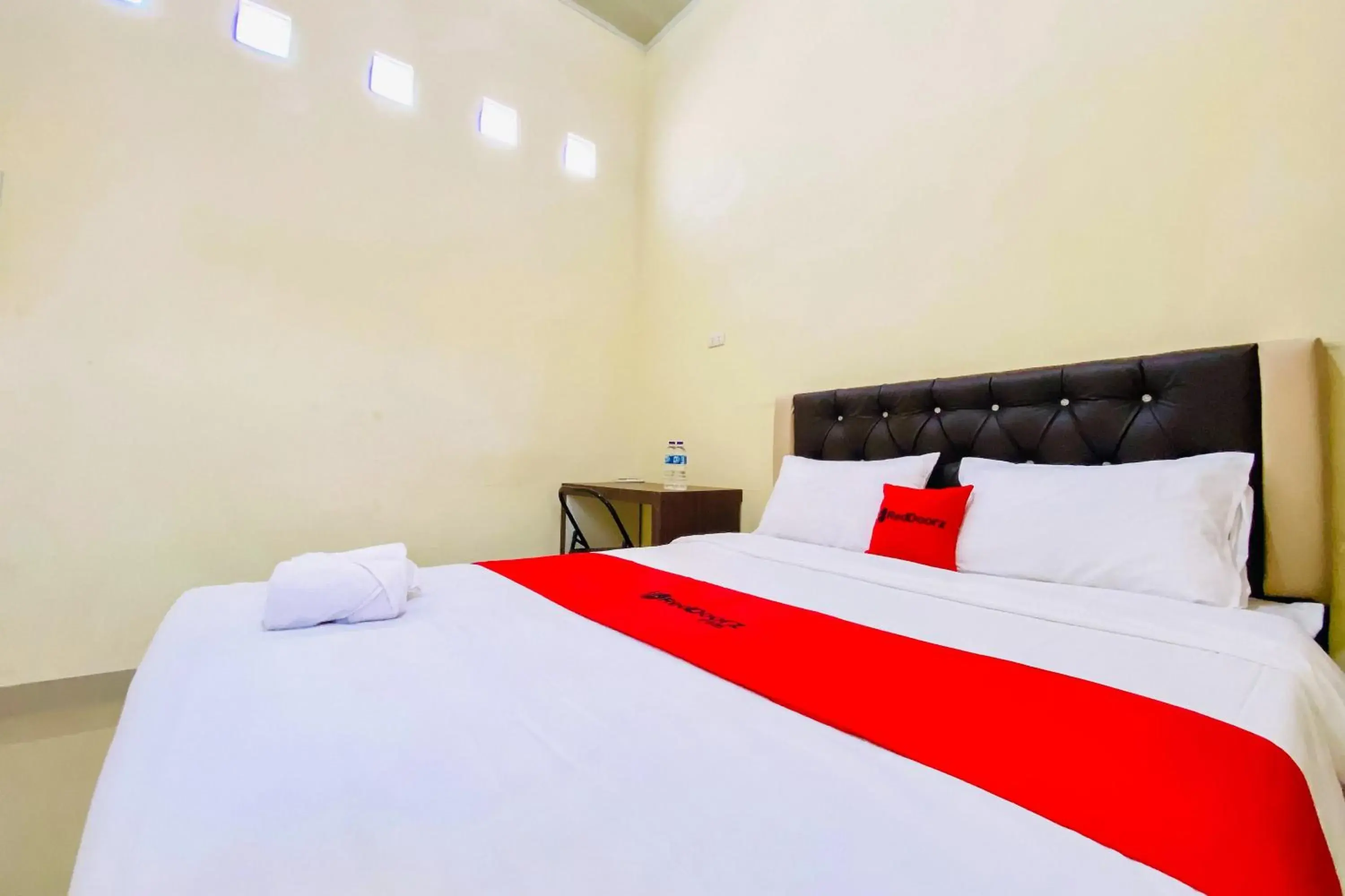 Bedroom, Bed in RedDoorz at Shine Guest House Tebing Tinggi Bedroom, Bed in RedDoorz at Shine Guest House Tebing Tinggi