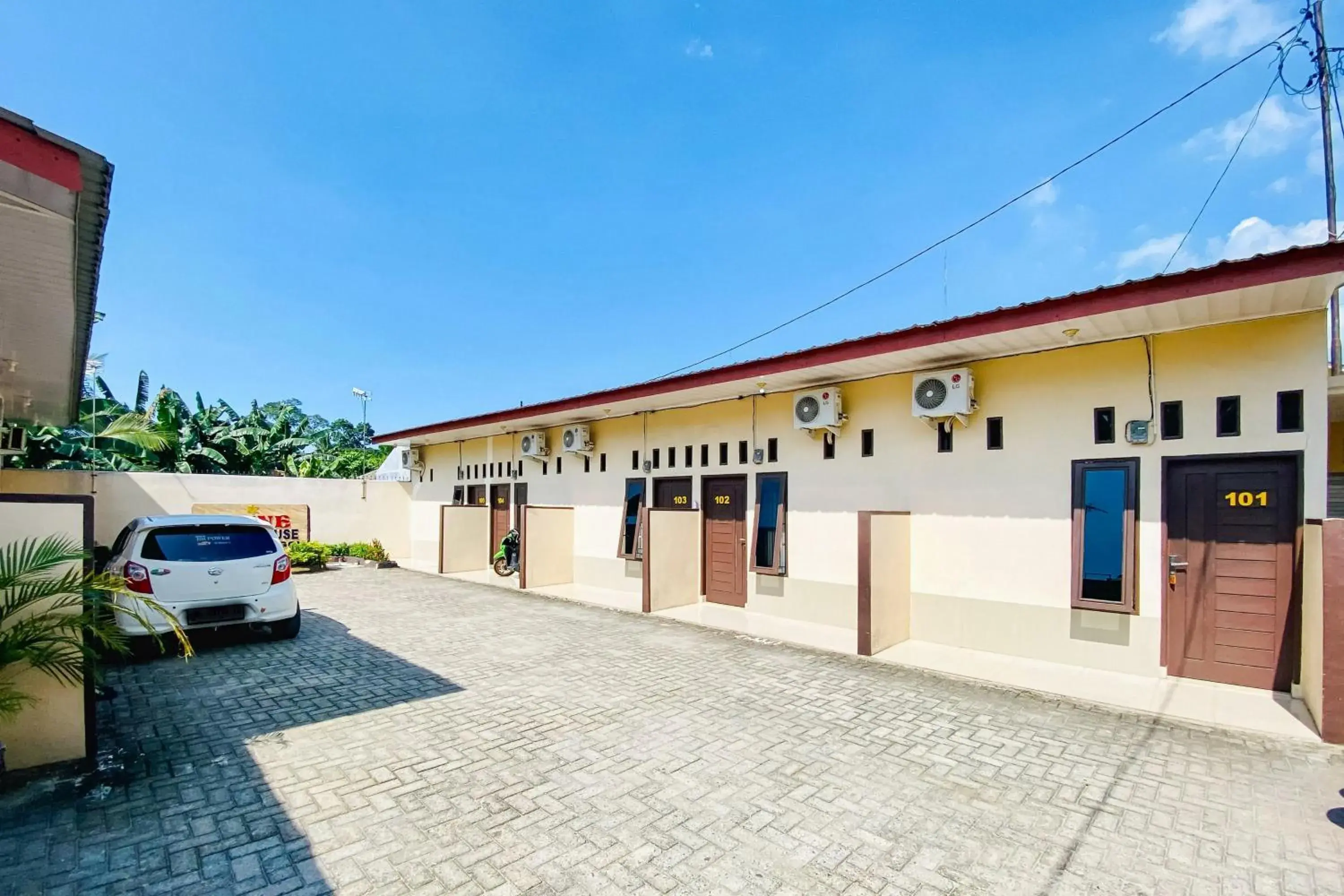 Parking in RedDoorz at Shine Guest House Tebing Tinggi Parking in RedDoorz at Shine Guest House Tebing Tinggi