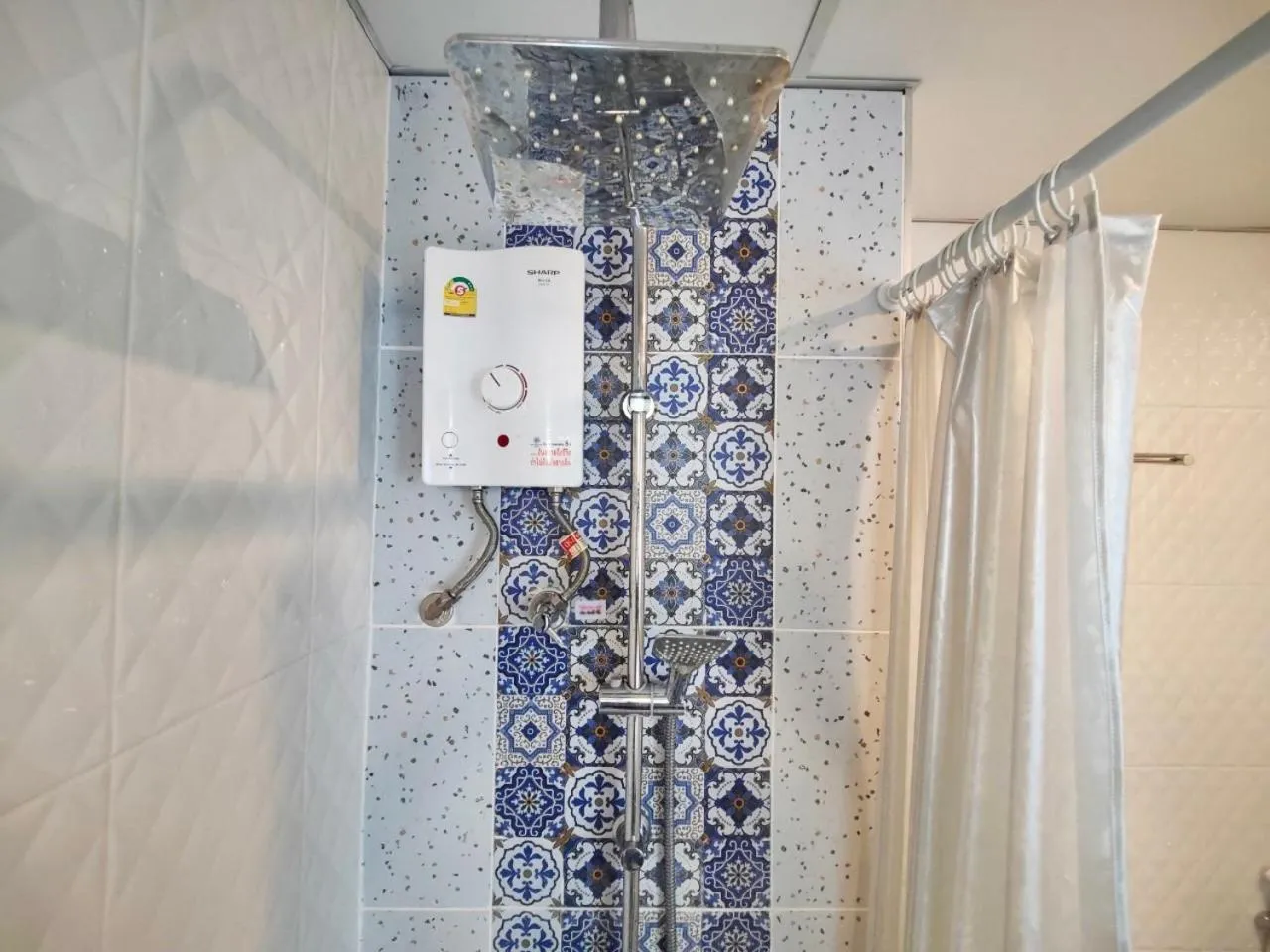 Shower in Baan Chao Khun Hotel