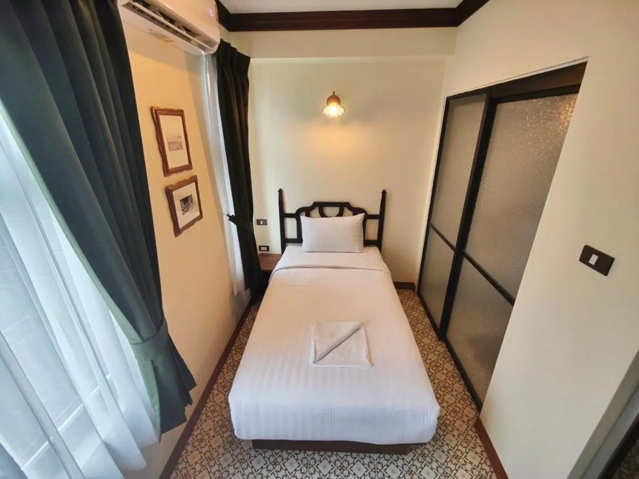 Bed in Baan Chao Khun Hotel