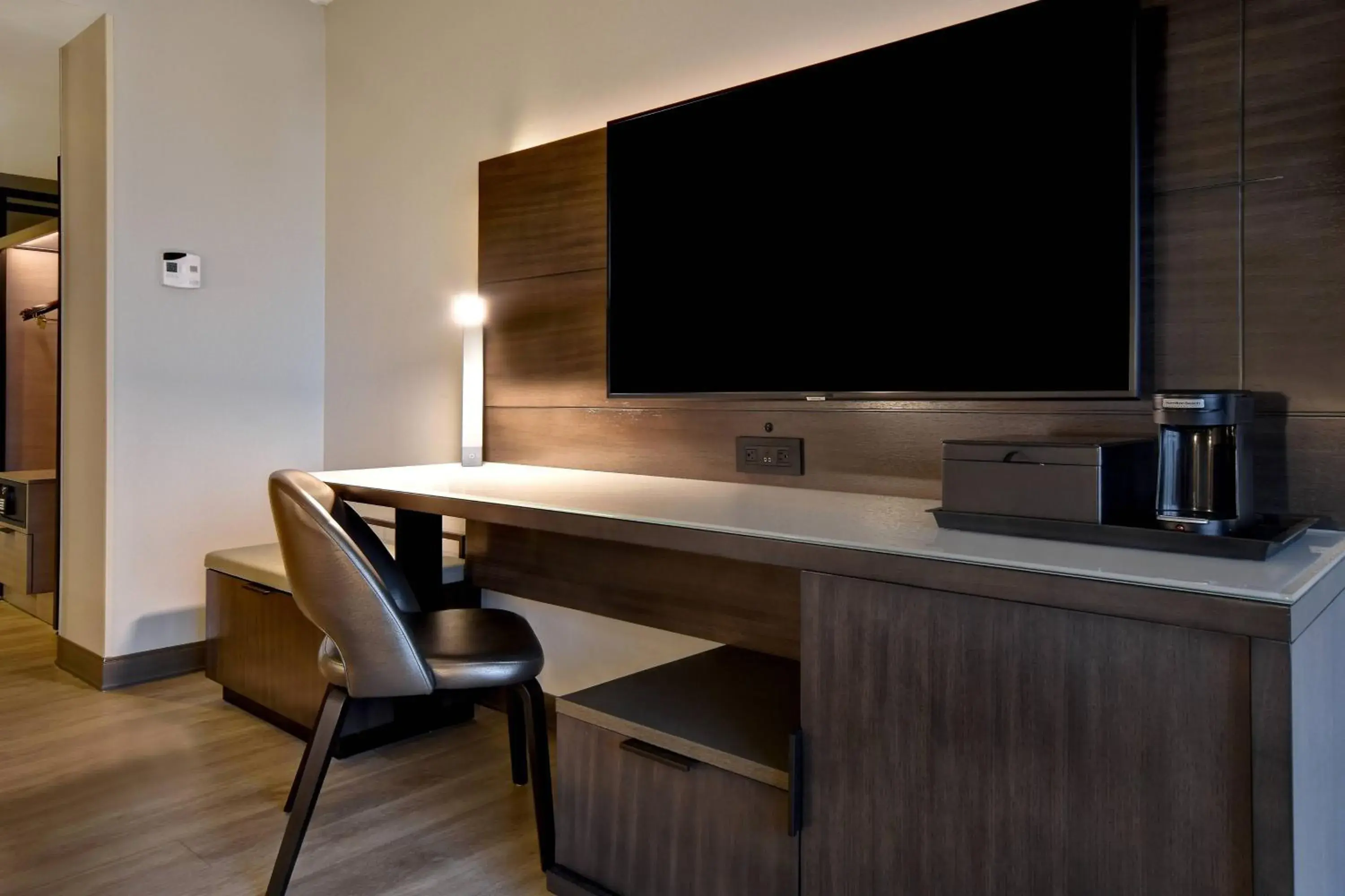 Queen Room with Two Queen Beds and Golf View - Hearing Accessible in Dallas/Fort Worth Marriott Hotel & Golf Club at Champions Circle Queen Room with Two Queen Beds and Golf View - Hearing Accessible in Dallas/Fort Worth Marriott Hotel & Golf Club at Champions Circle