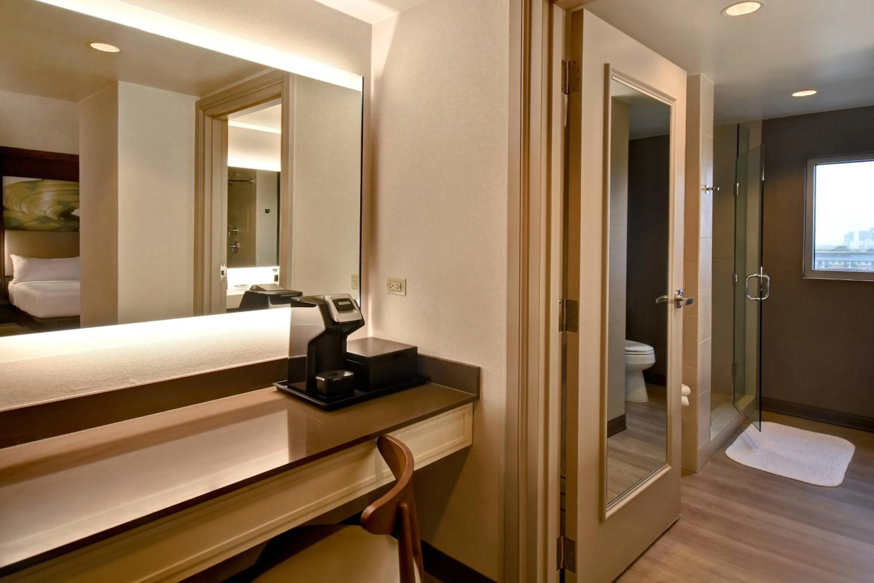 Bathroom, Bed in Dallas/Fort Worth Marriott Hotel & Golf Club at Champions Circle