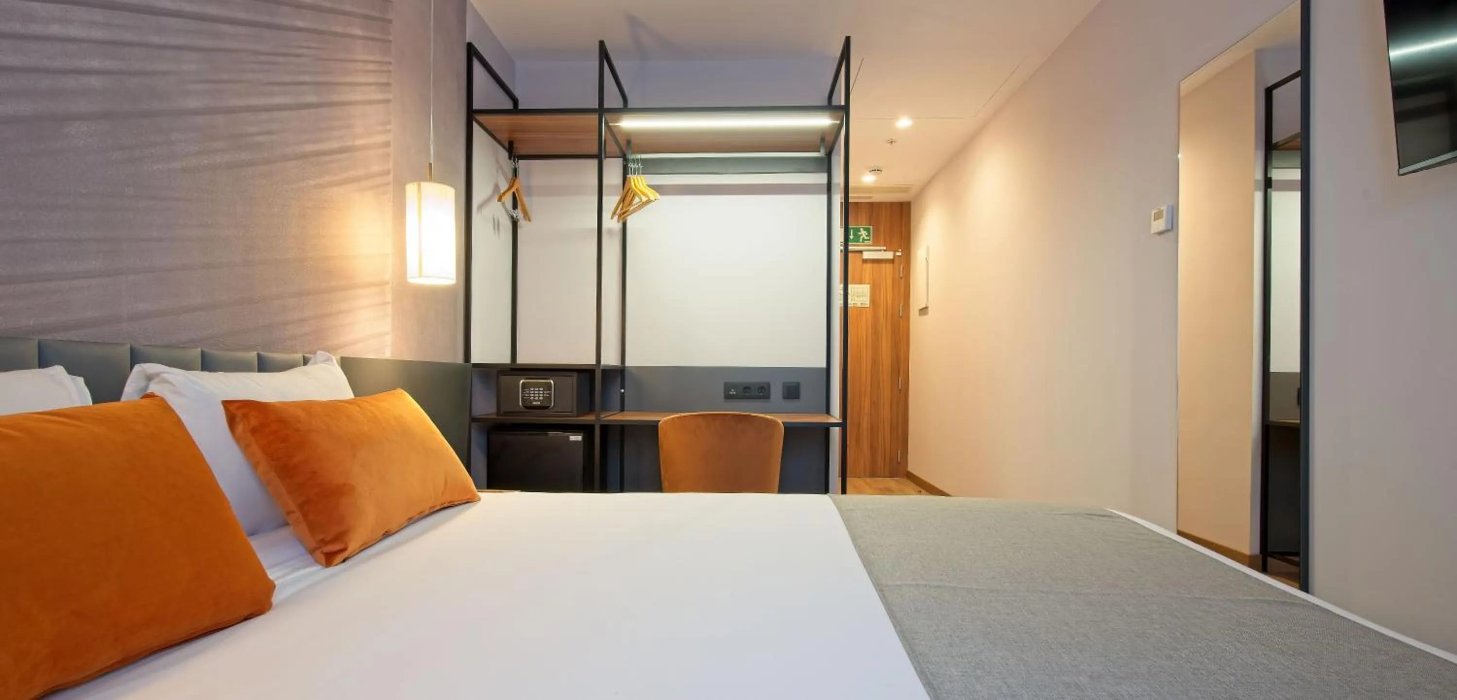 Photo of the whole room, Bed in DWO Yuste Alcalá