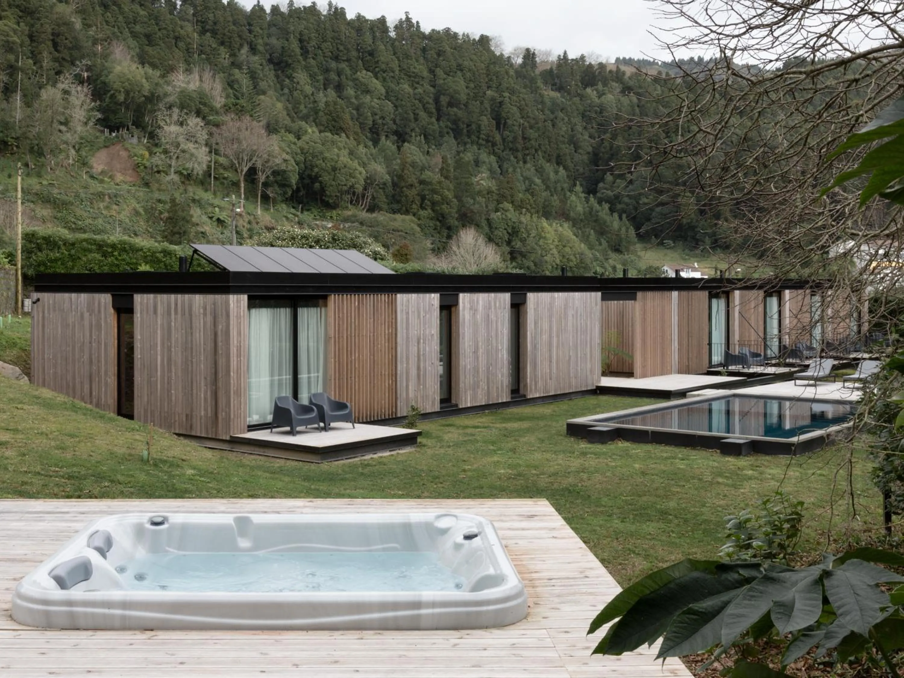 Hot Tub in Landescape Furnas