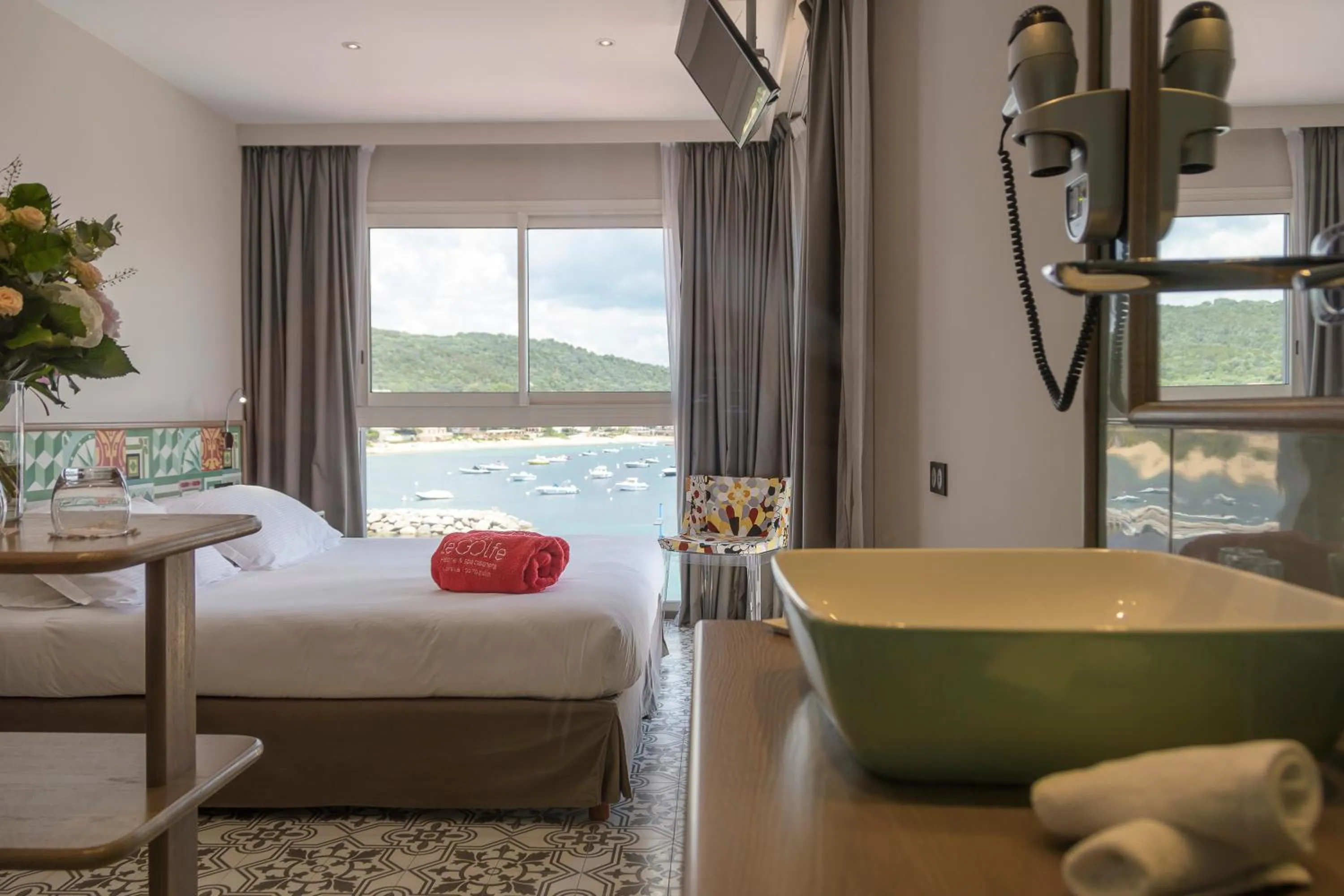 Bathroom, Bed in Le Golfe