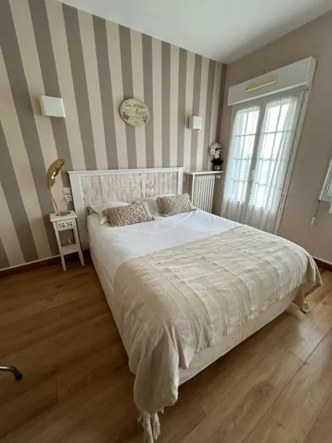 Bed in Hôtel De La Mer - Deauville Blonville - Boutique Hôtel de charme vue Mer ou Campagne - Accès direct plage