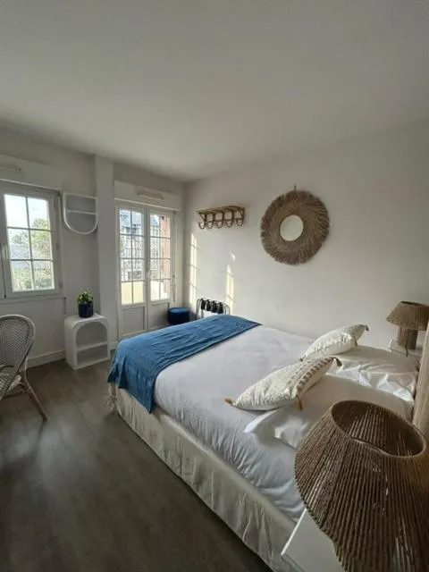 Bed in Hôtel De La Mer - Deauville Blonville - Boutique Hôtel de charme vue Mer ou Campagne - Accès direct plage