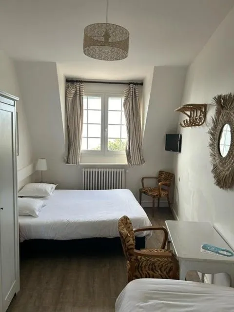 Bed in Hôtel De La Mer - Deauville Blonville - Boutique Hôtel de charme vue Mer ou Campagne - Accès direct plage