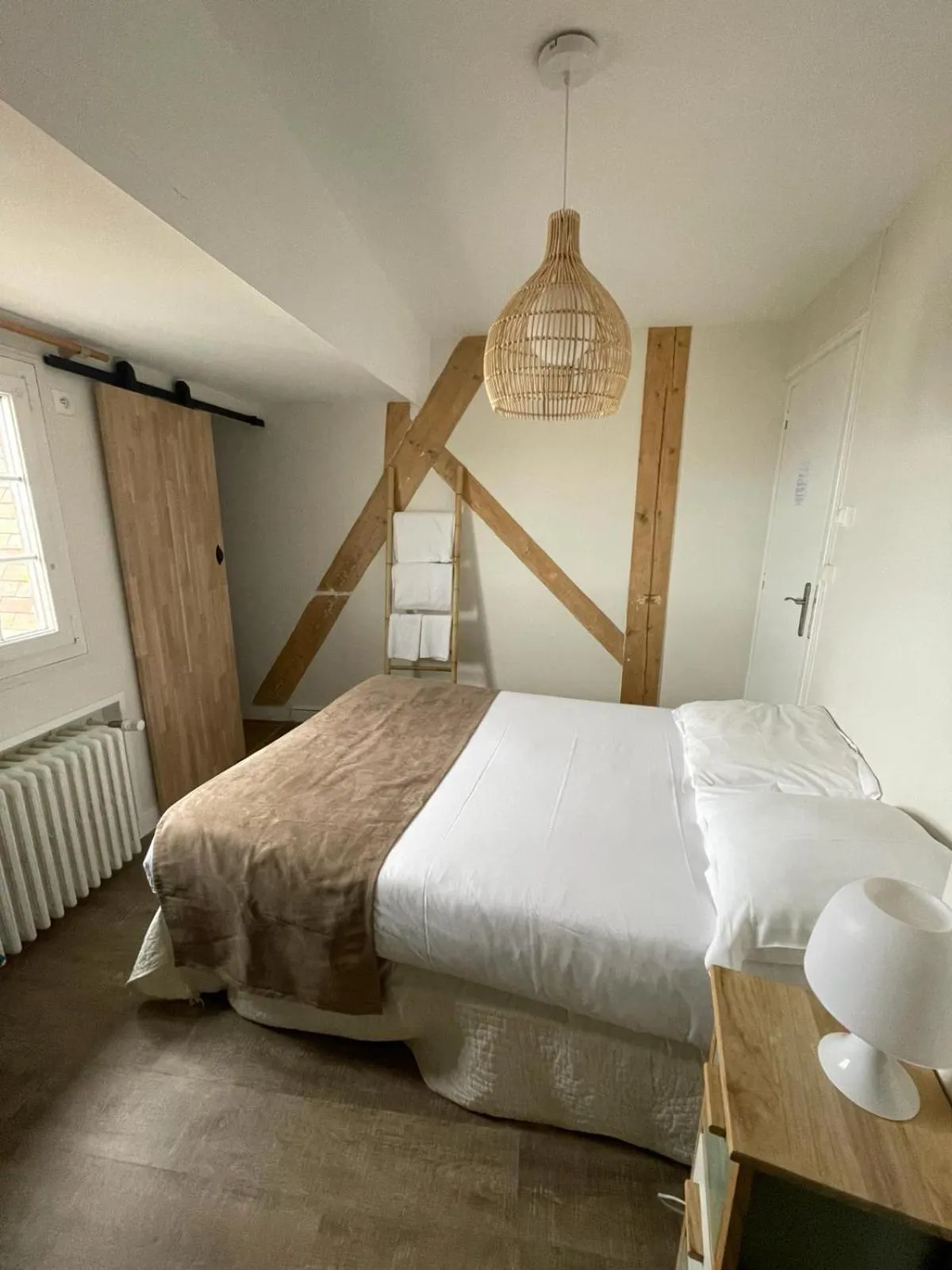 Bed in Hôtel De La Mer - Deauville Blonville - Boutique Hôtel de charme vue Mer ou Campagne - Accès direct plage