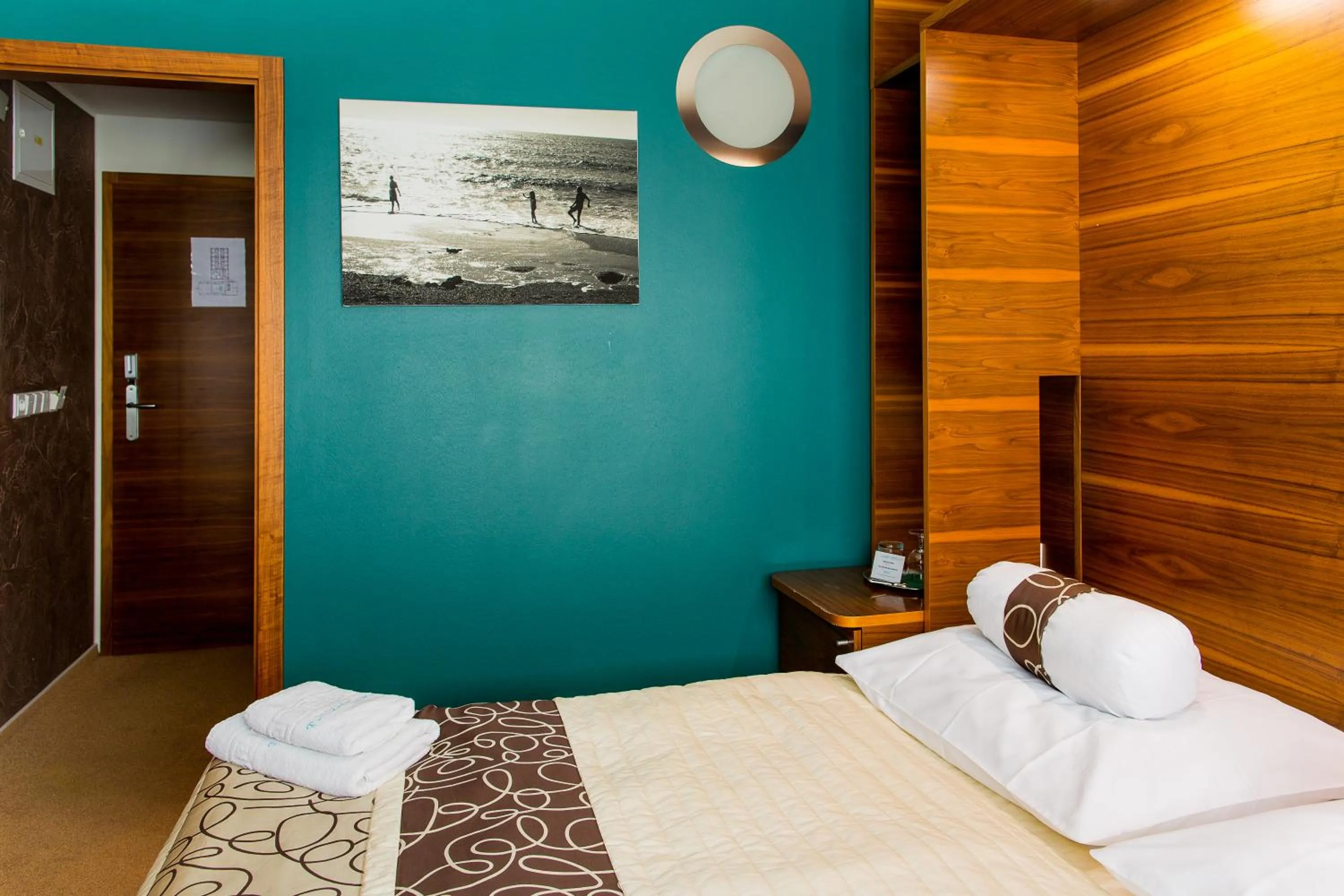 Living room, Bed in Restaurant & Design Hotel Noem Arch