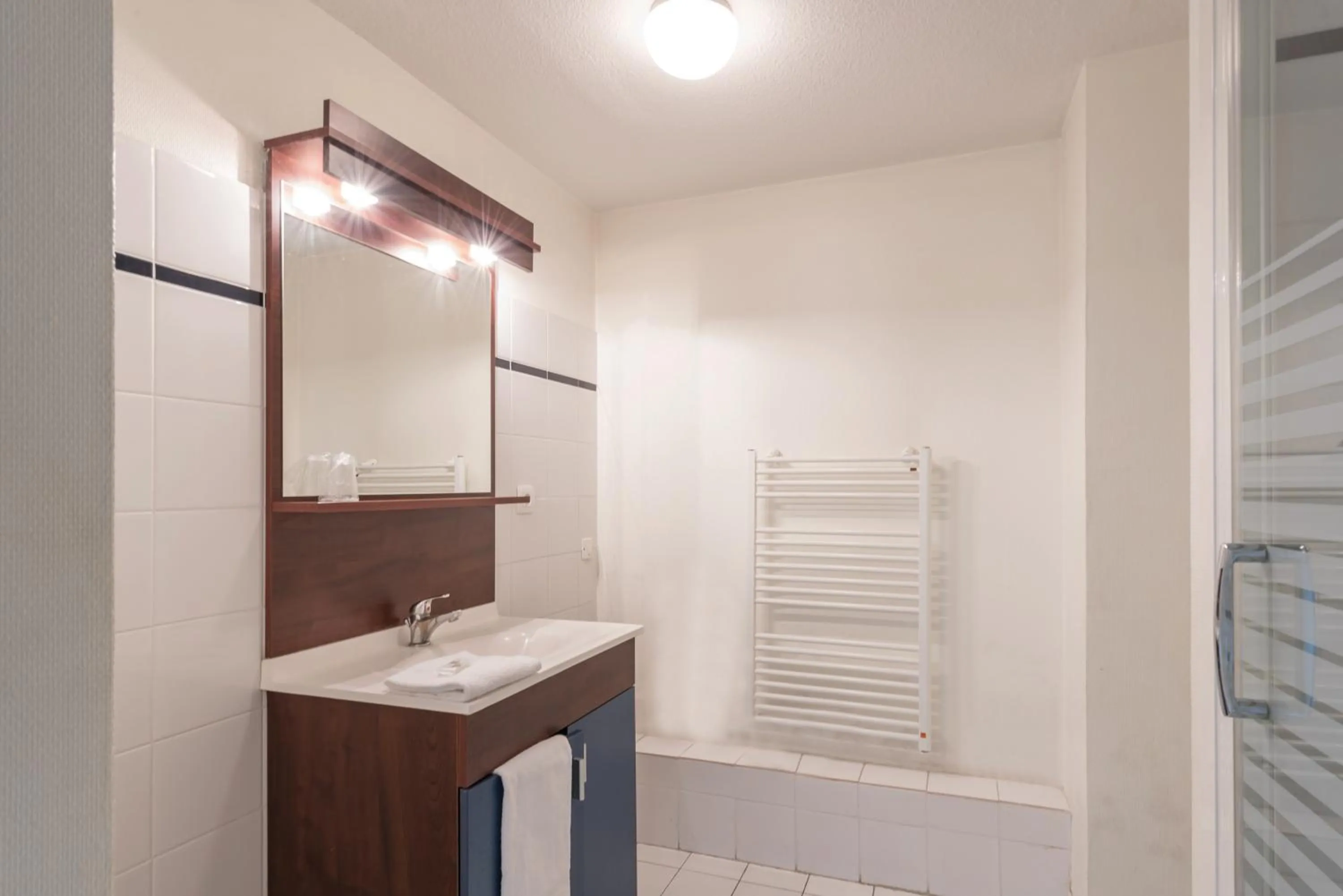 Shower, Kitchen/Kitchenette in Appart'City Classic Antibes