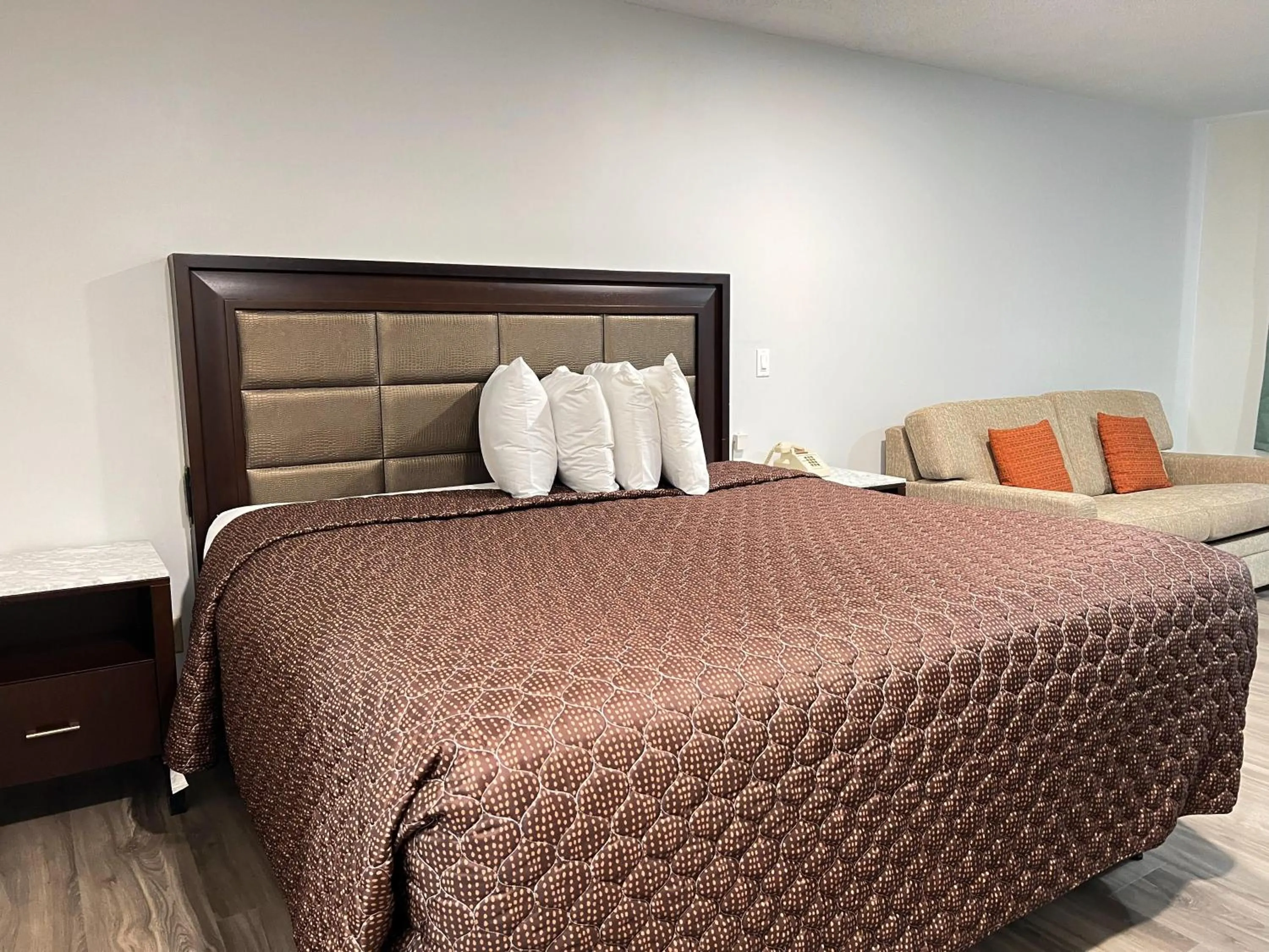 Bed in Garden Inn & Suites