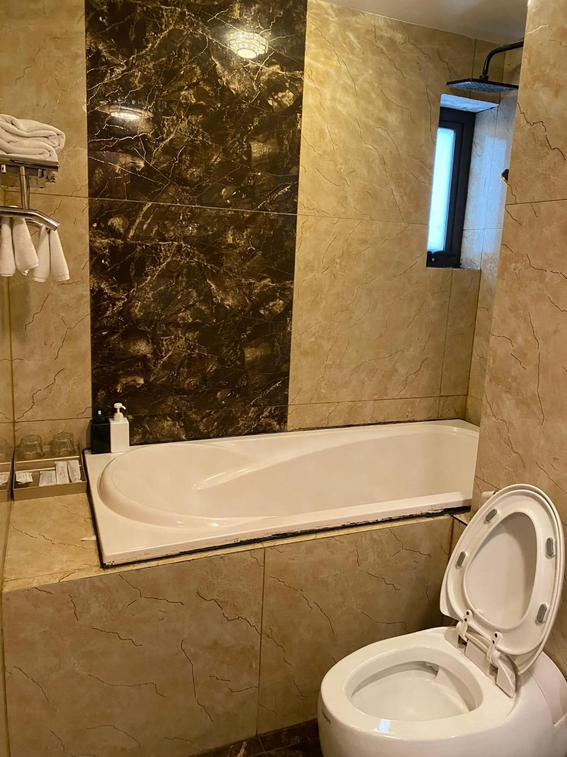 Toilet in Bao Ngoc Hotel Linh Dam