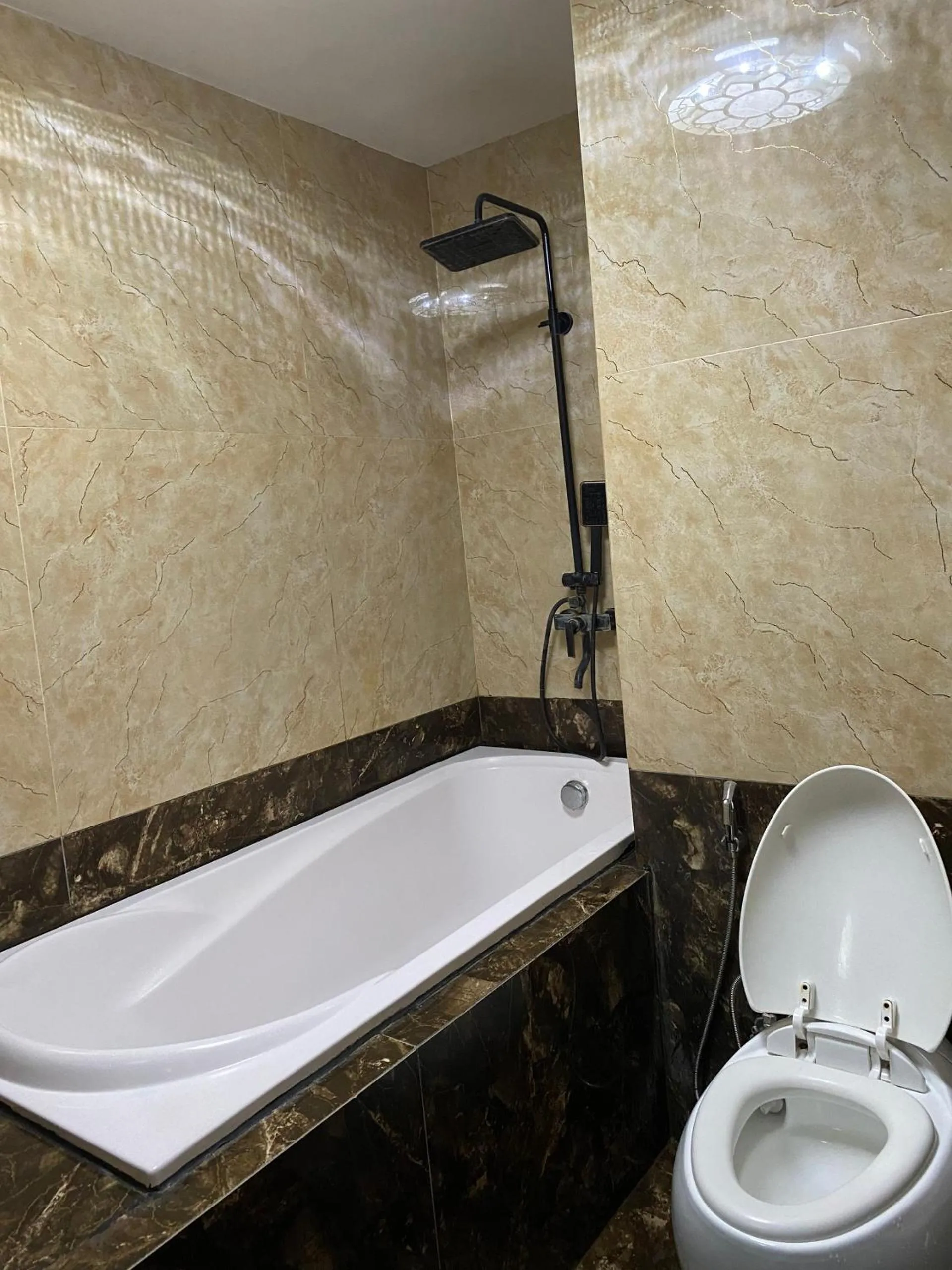 Toilet in Bao Ngoc Hotel Linh Dam