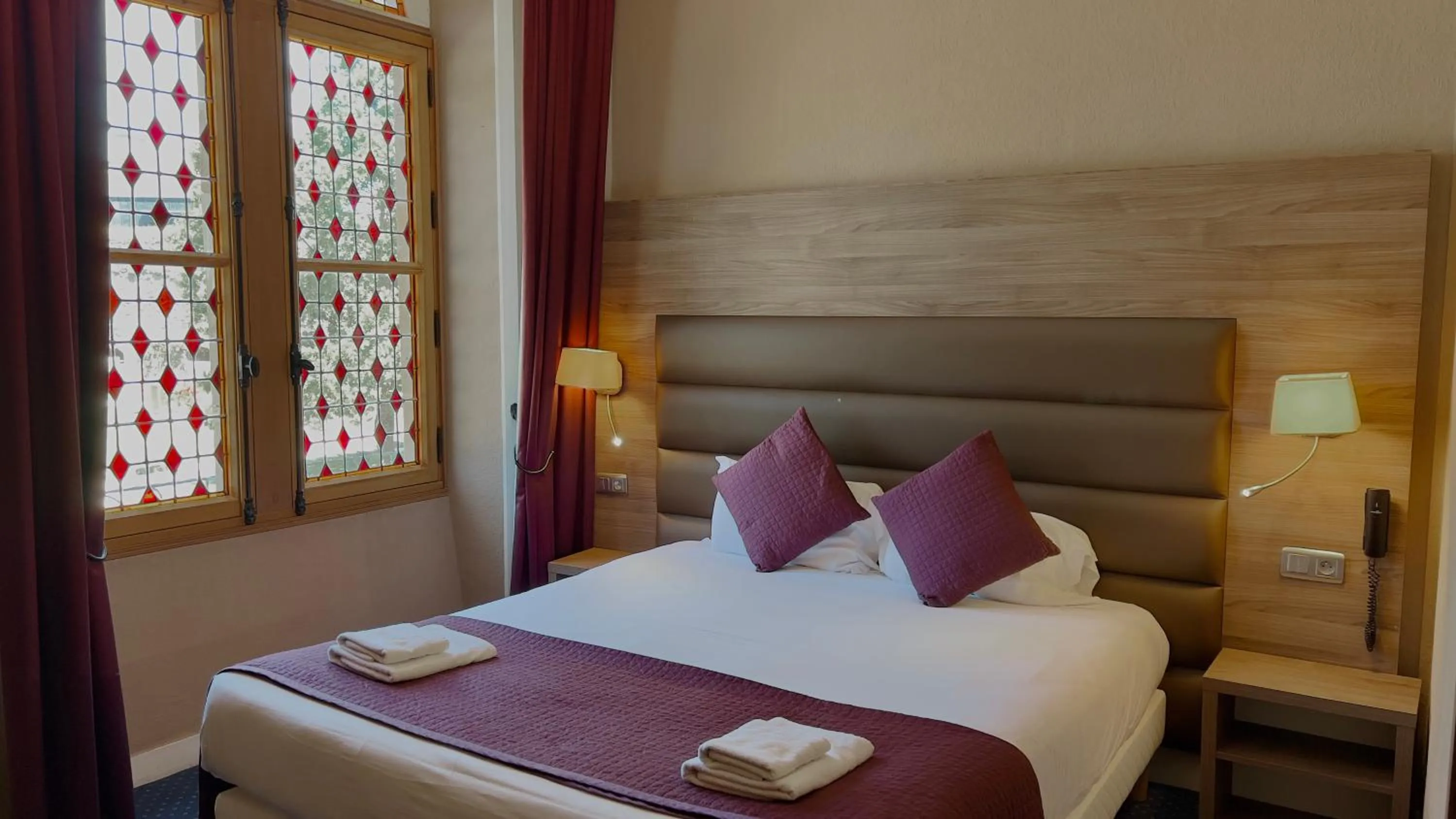 Bedroom, Bed in L'Hostellerie du Château de Bricquebec