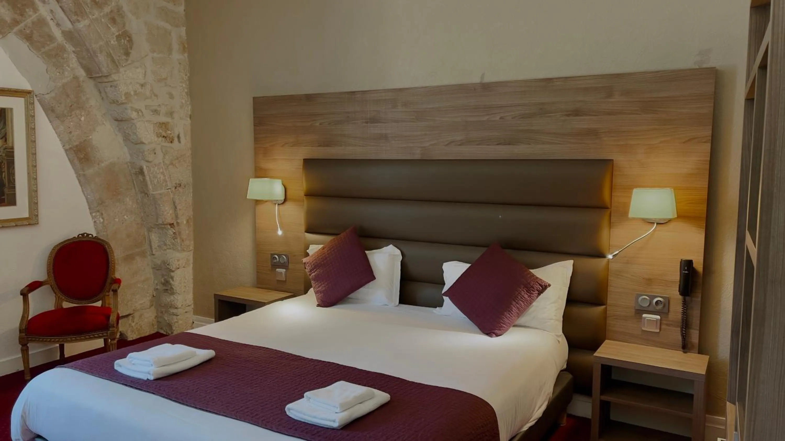 Bedroom, Bed in L'Hostellerie du Château de Bricquebec