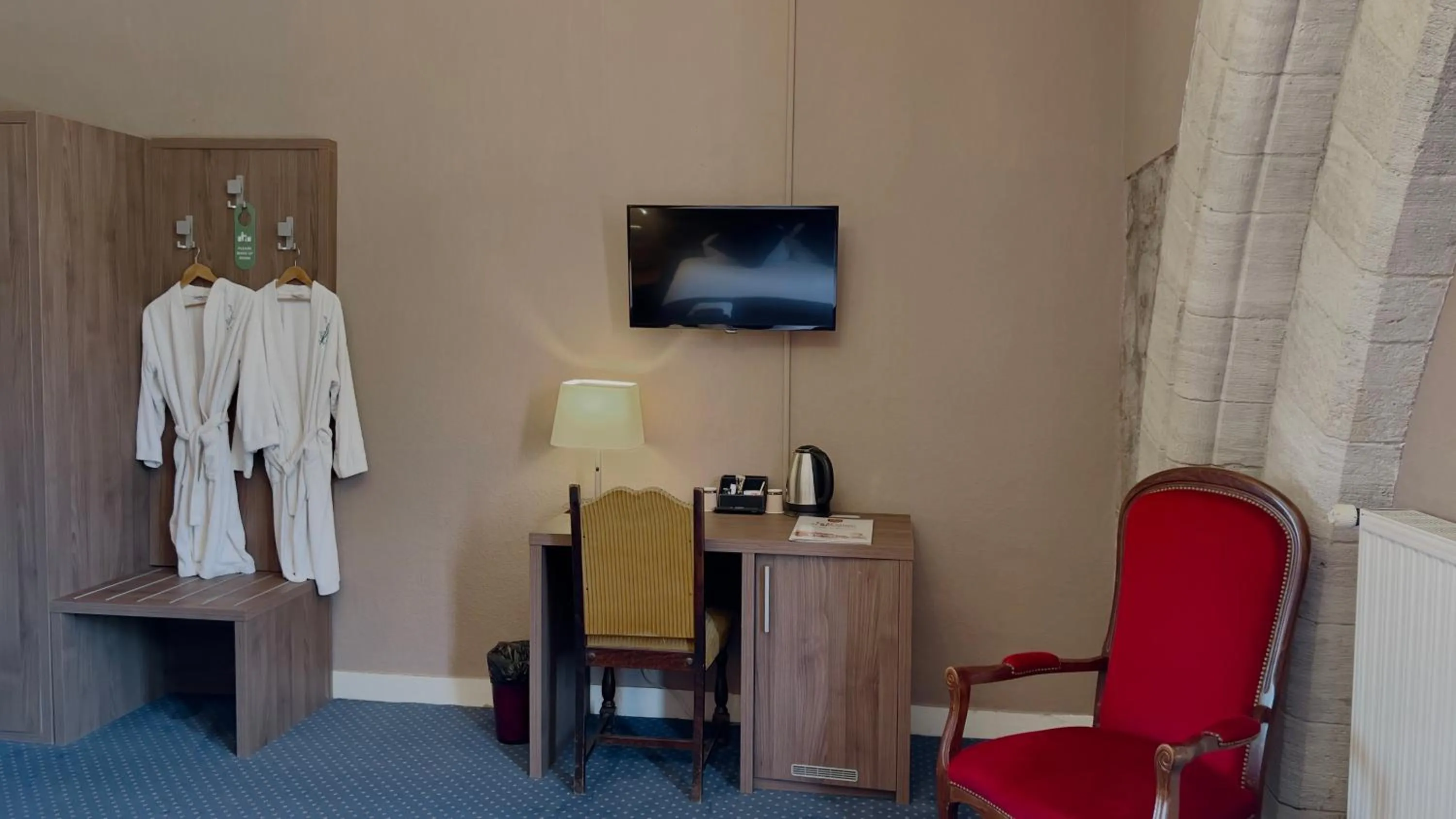Bedroom in L'Hostellerie du Château de Bricquebec