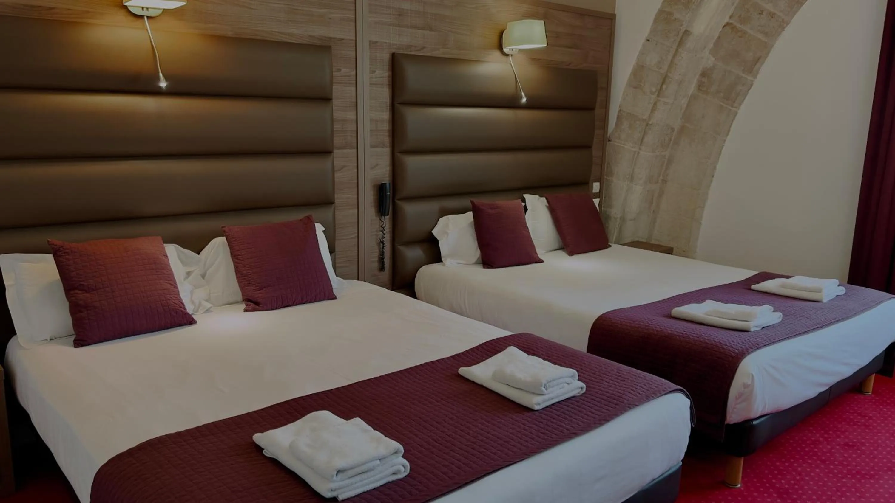 Bedroom, Bed in L'Hostellerie du Château de Bricquebec