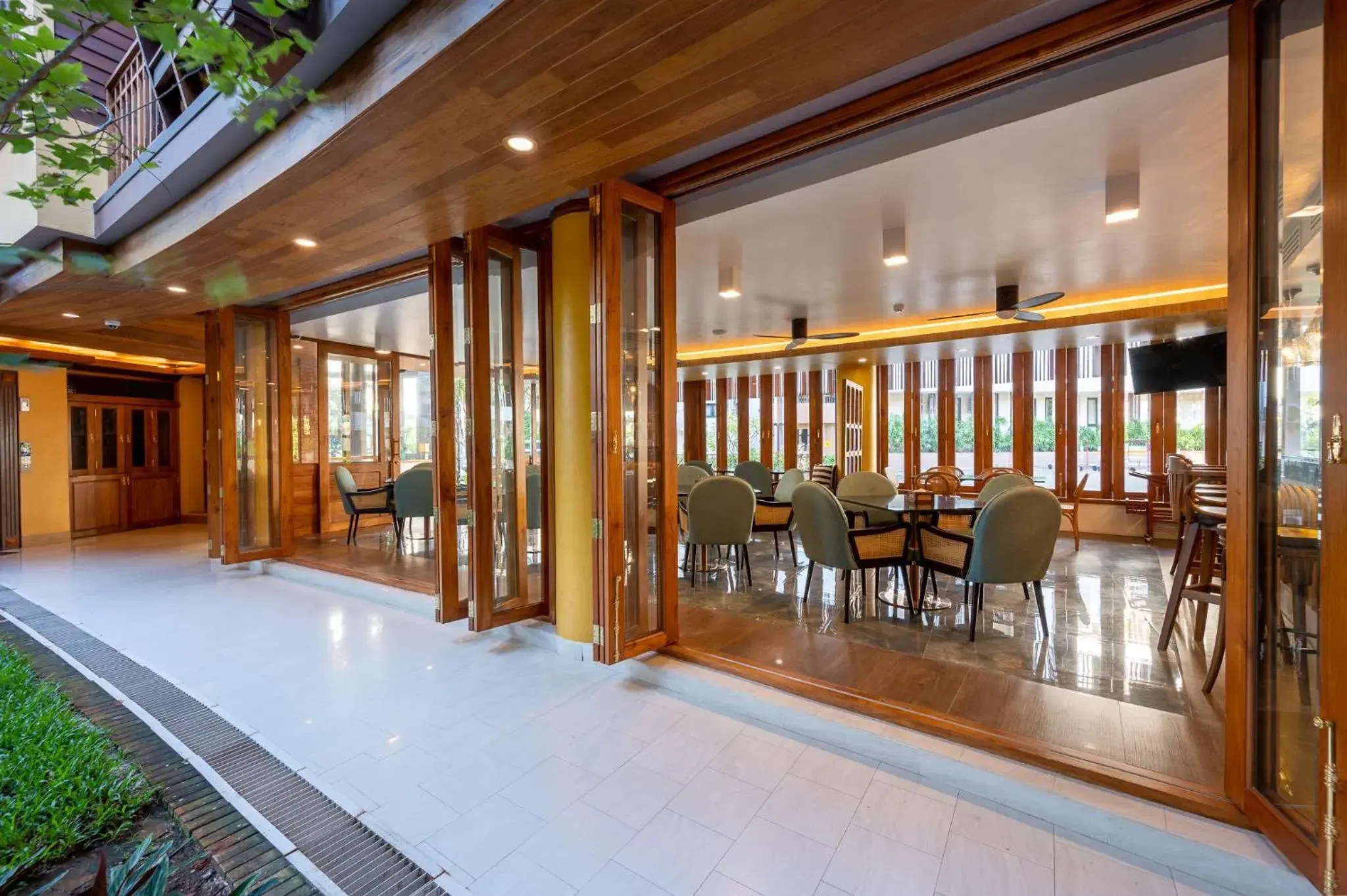 Restaurant/places to eat in At Gate Thaphae Hotel Restaurant/places to eat in At Gate Thaphae Hotel