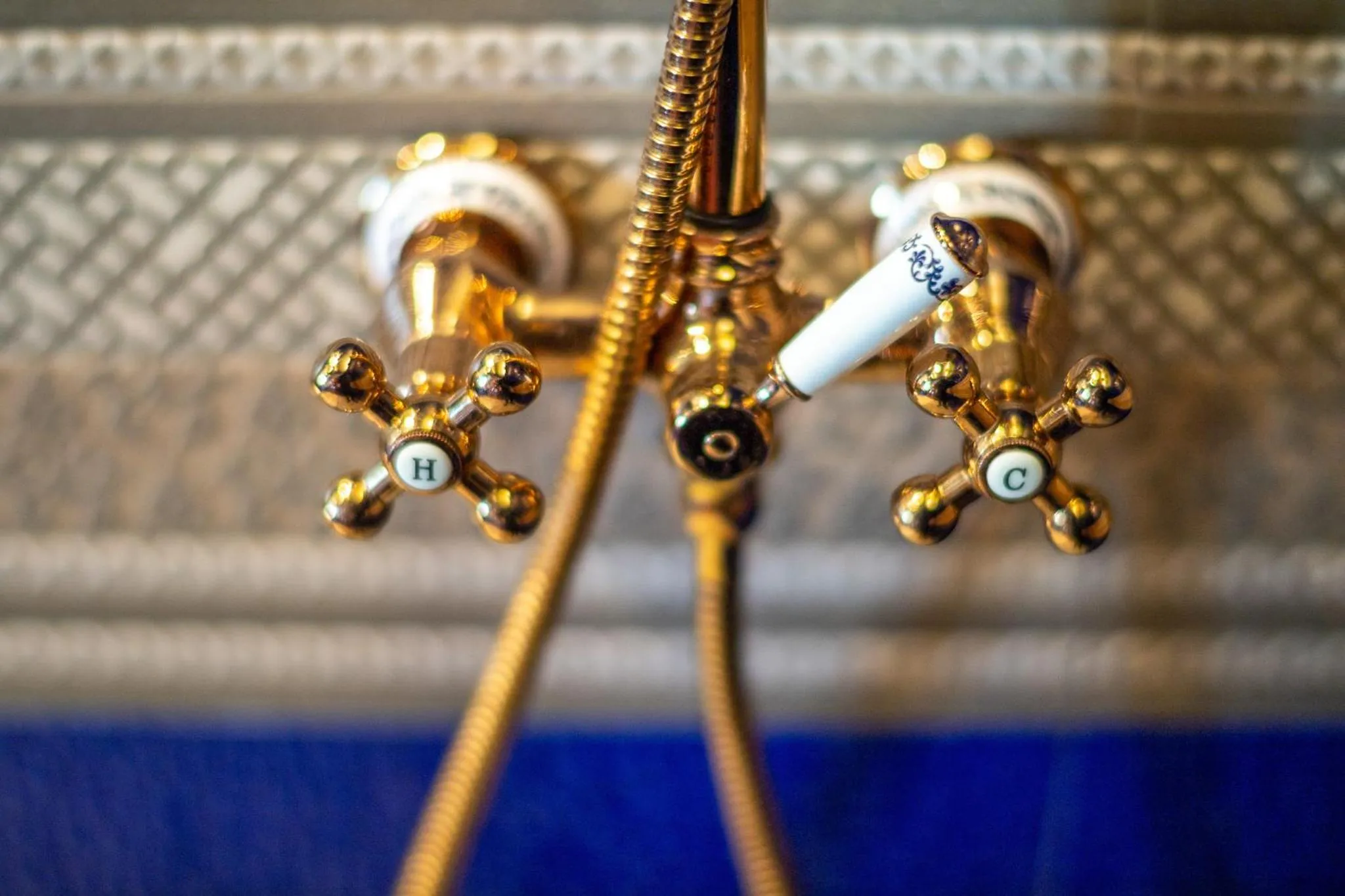 Shower in At Gate Thaphae Hotel