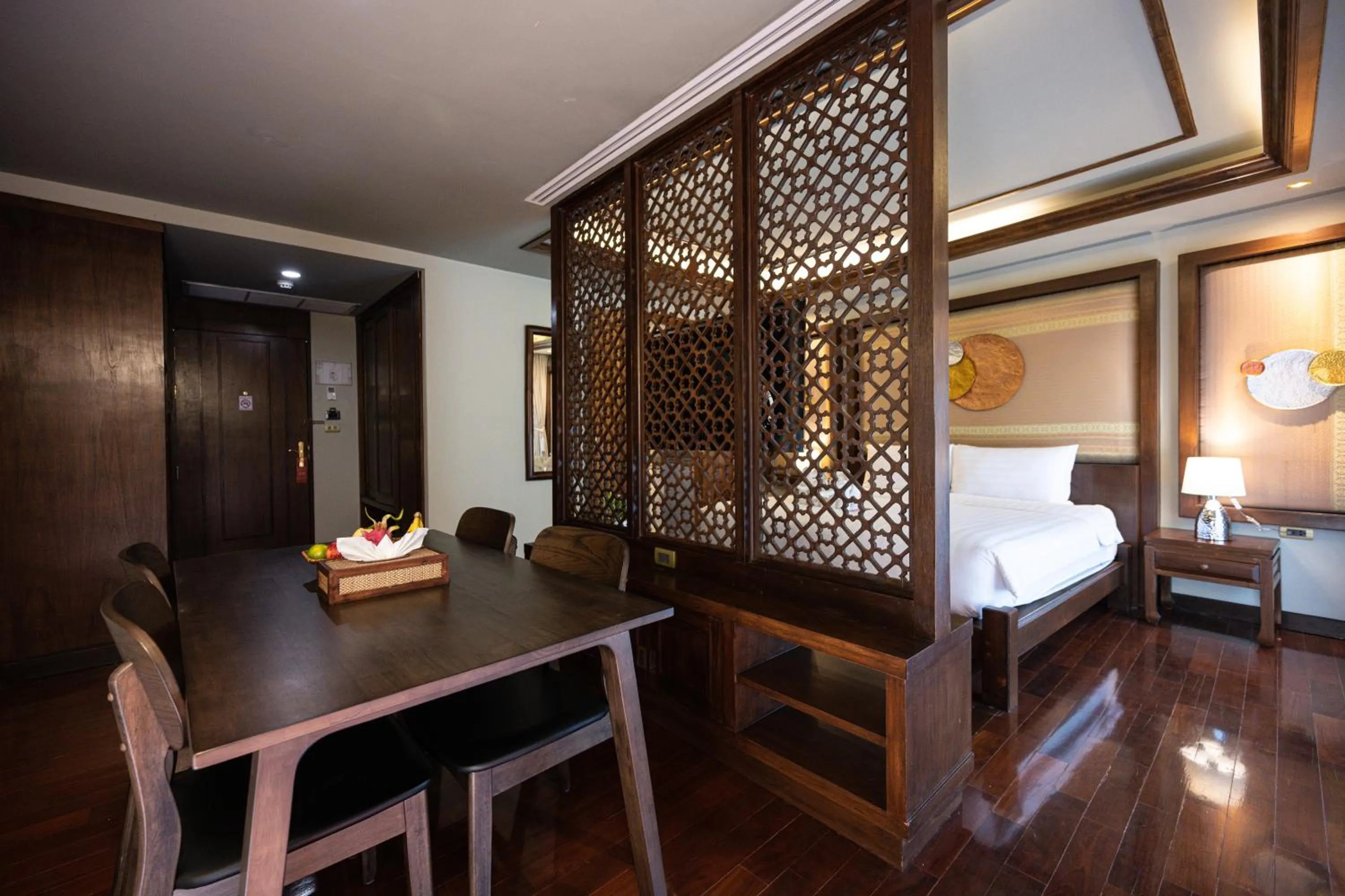 At Gate Thaphae Hotel