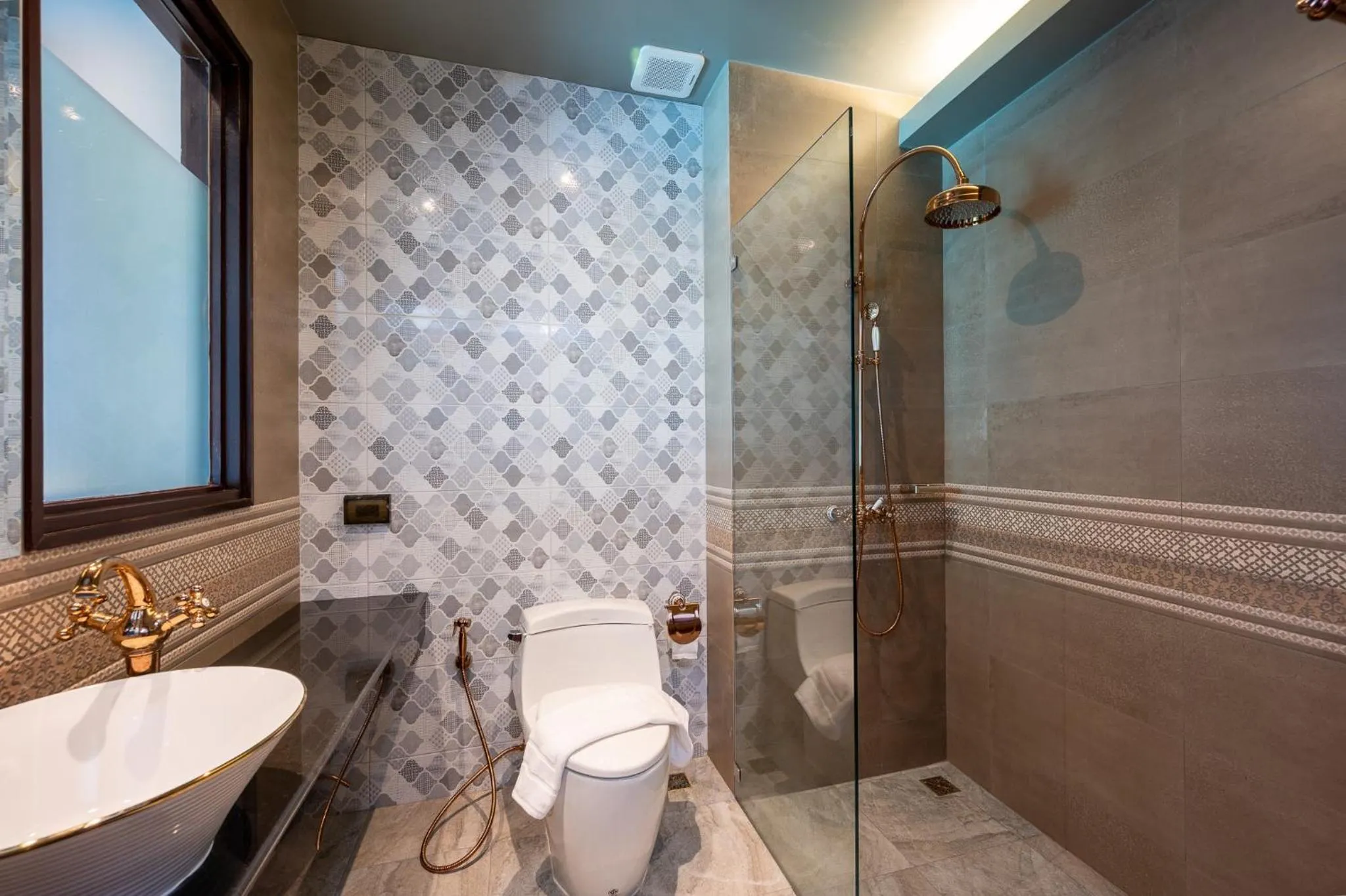 Shower in At Gate Thaphae Hotel