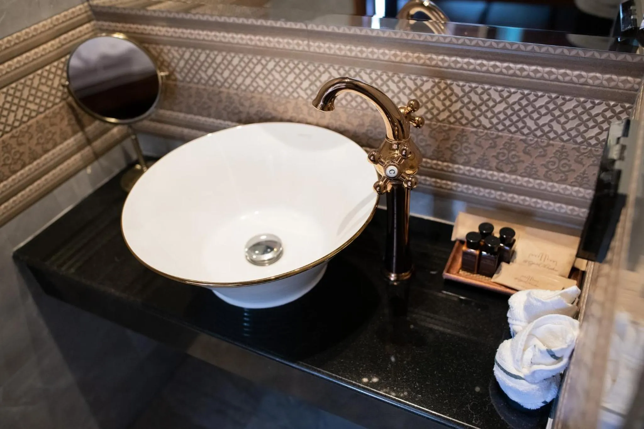 Bathroom in At Gate Thaphae Hotel