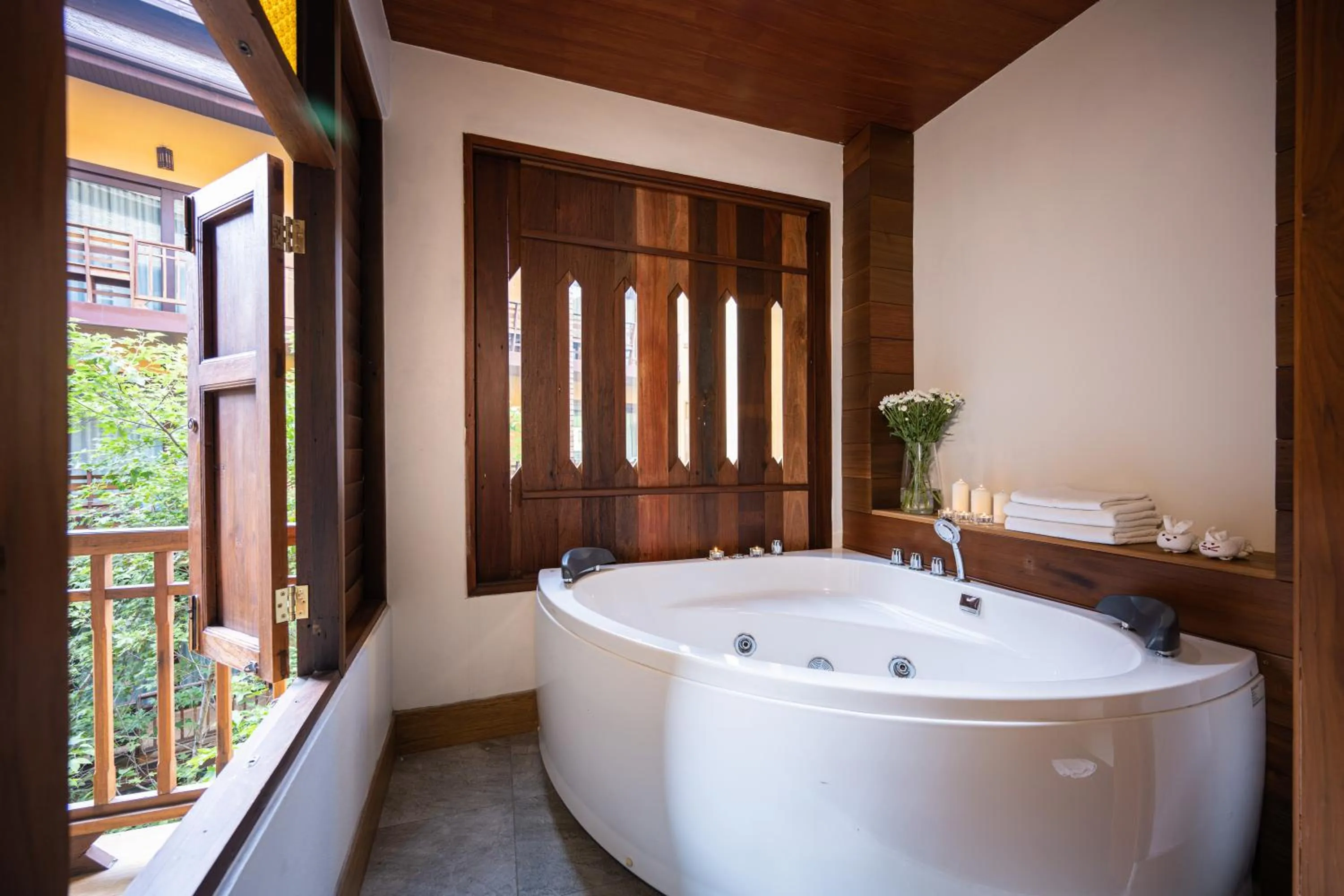 At Gate Thaphae Hotel