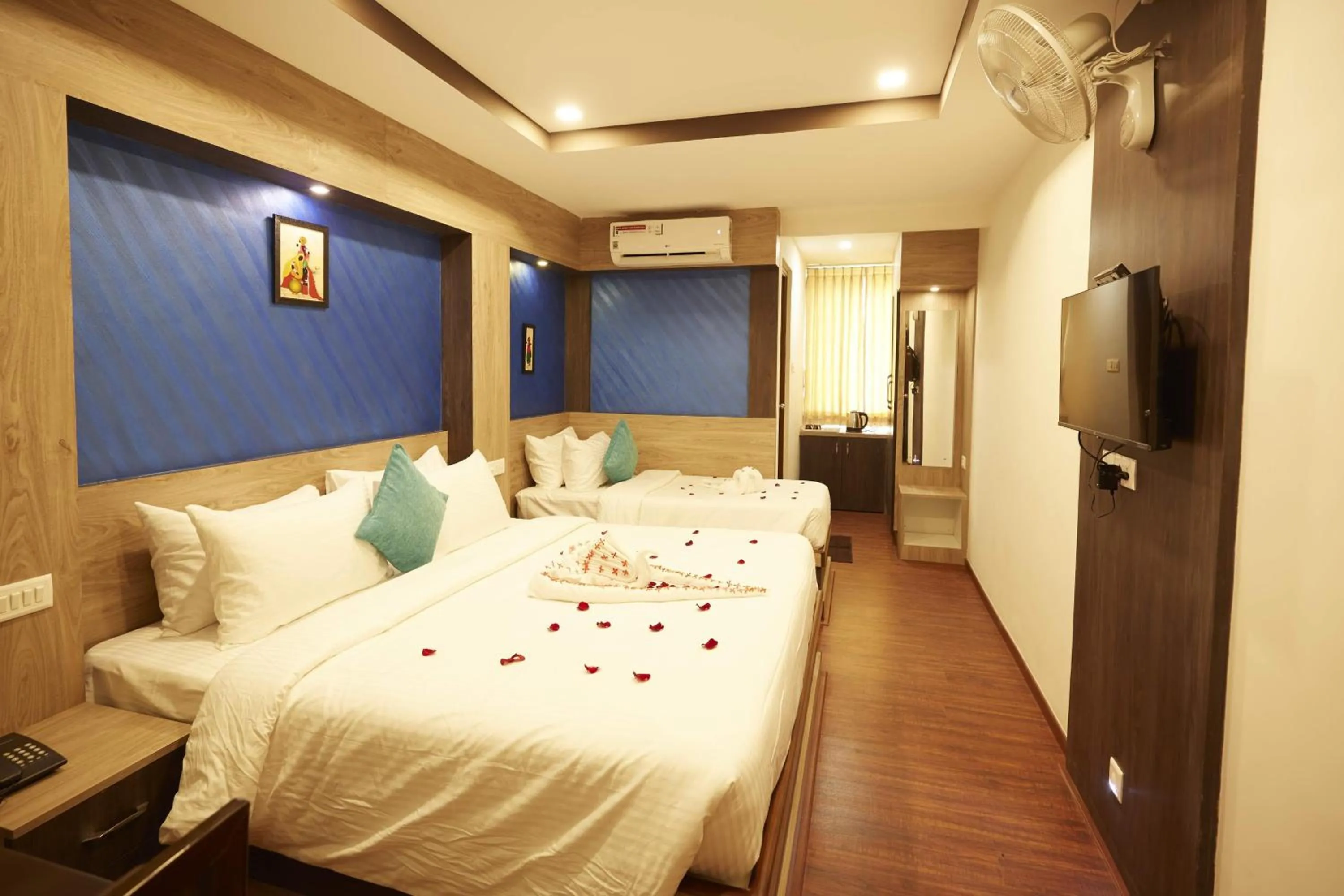 Bedroom, Bed in Hotel Ramtel inn