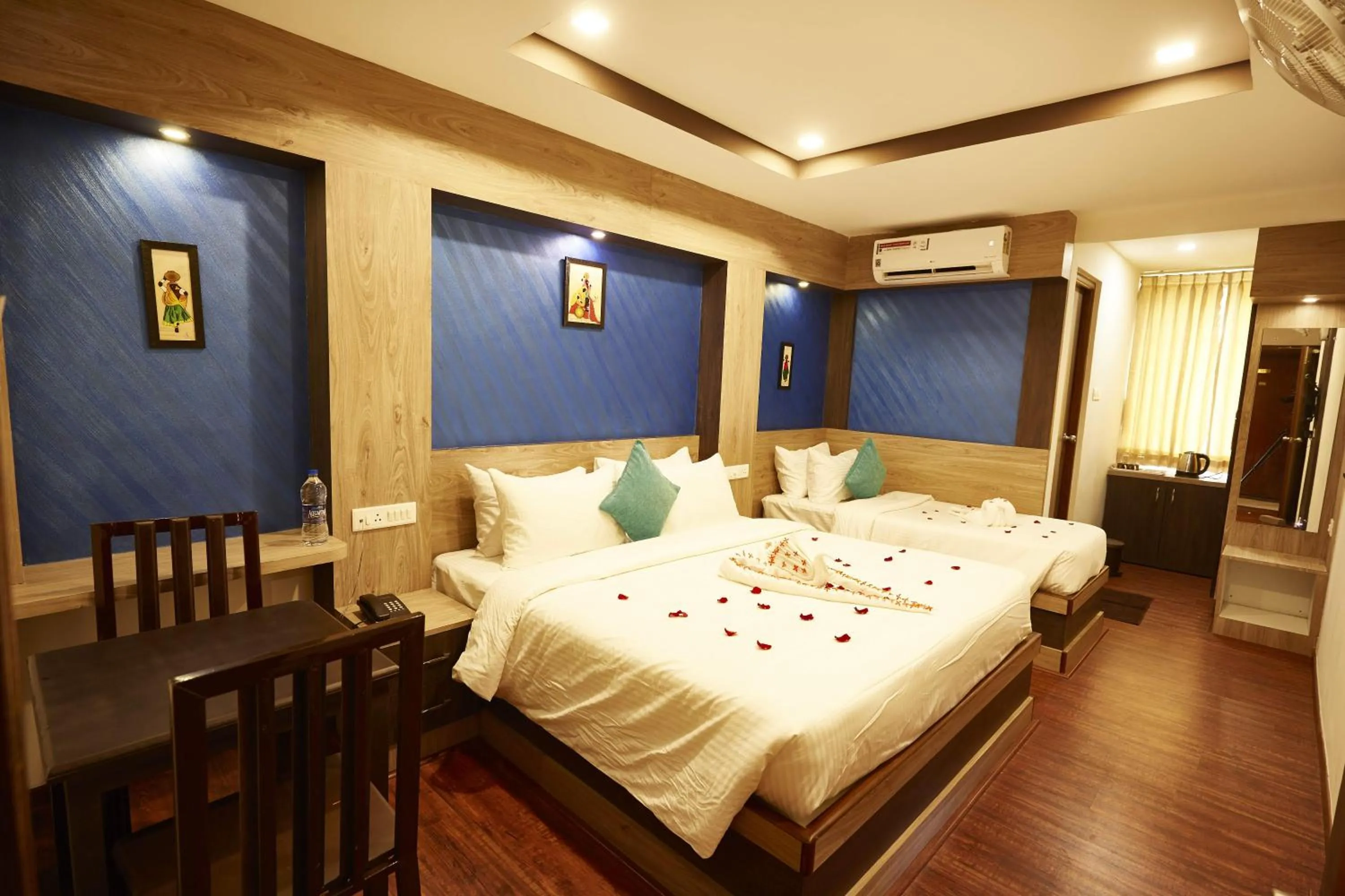 Photo of the whole room, Bed in Hotel Ramtel inn