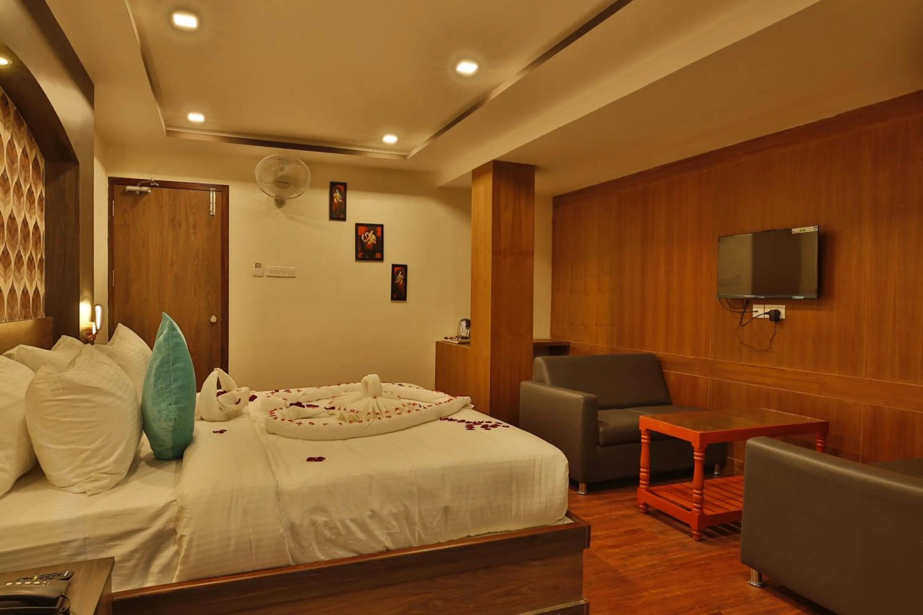 Photo of the whole room, Bed in Hotel Ramtel inn