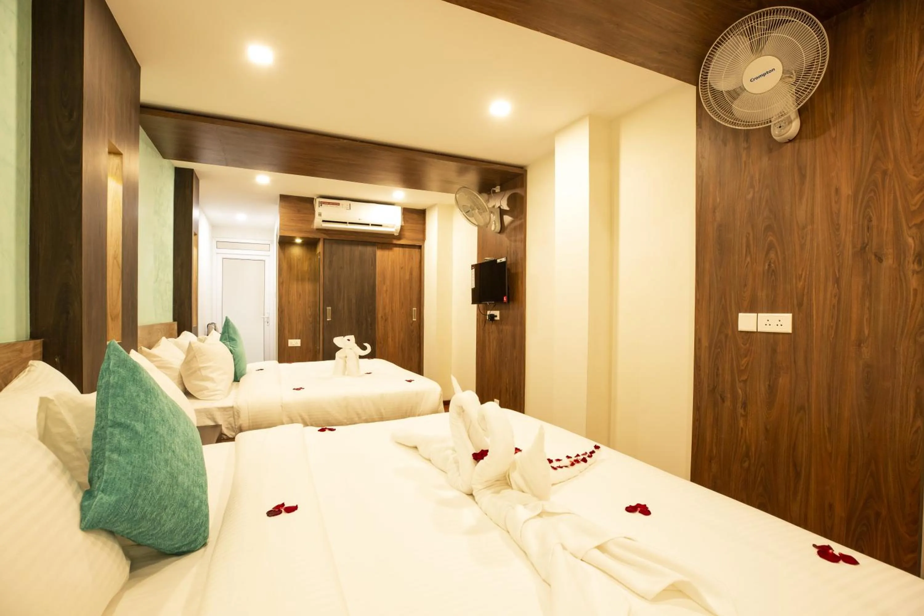 Photo of the whole room, Bed in Hotel Ramtel inn