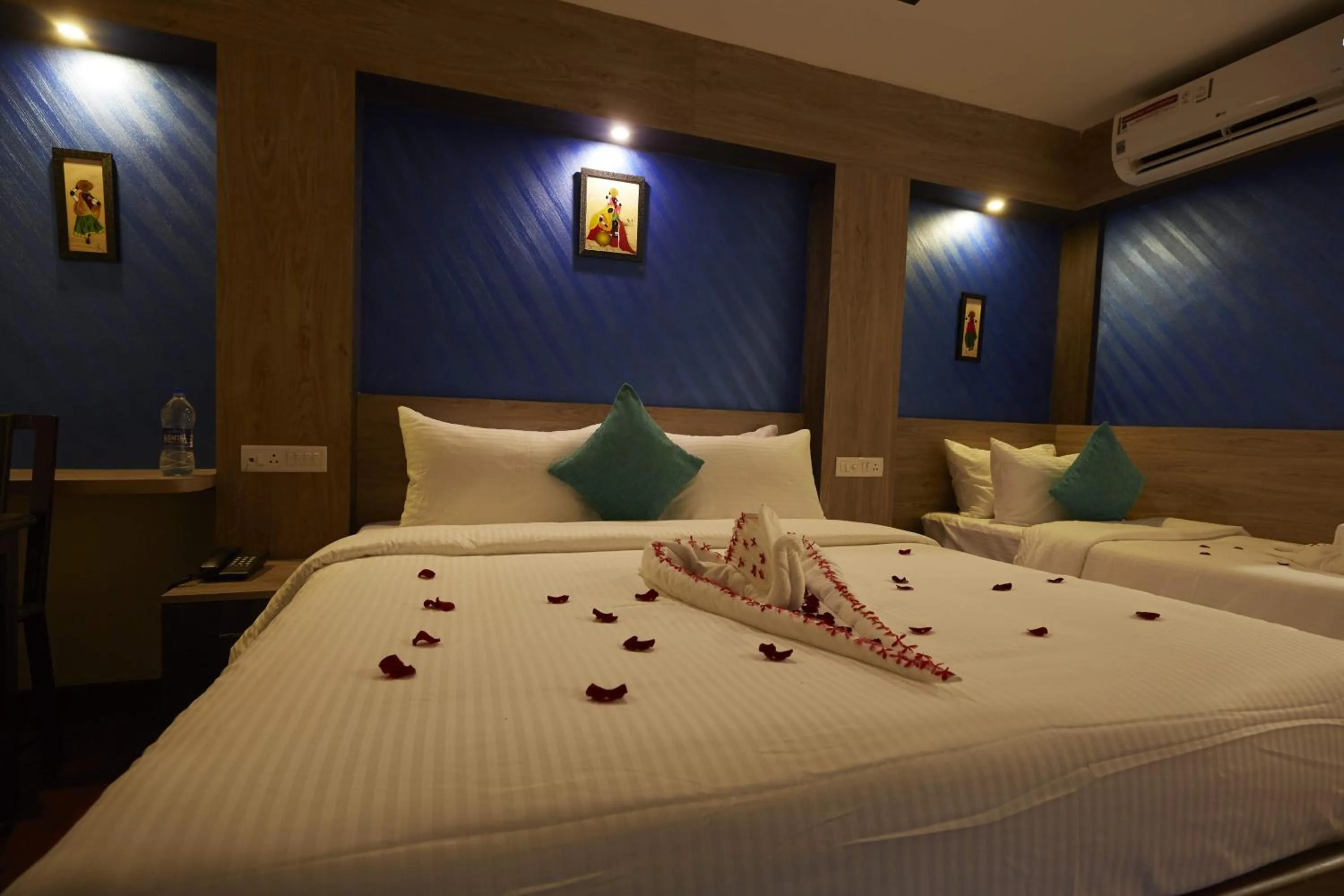 Bed in Hotel Ramtel inn