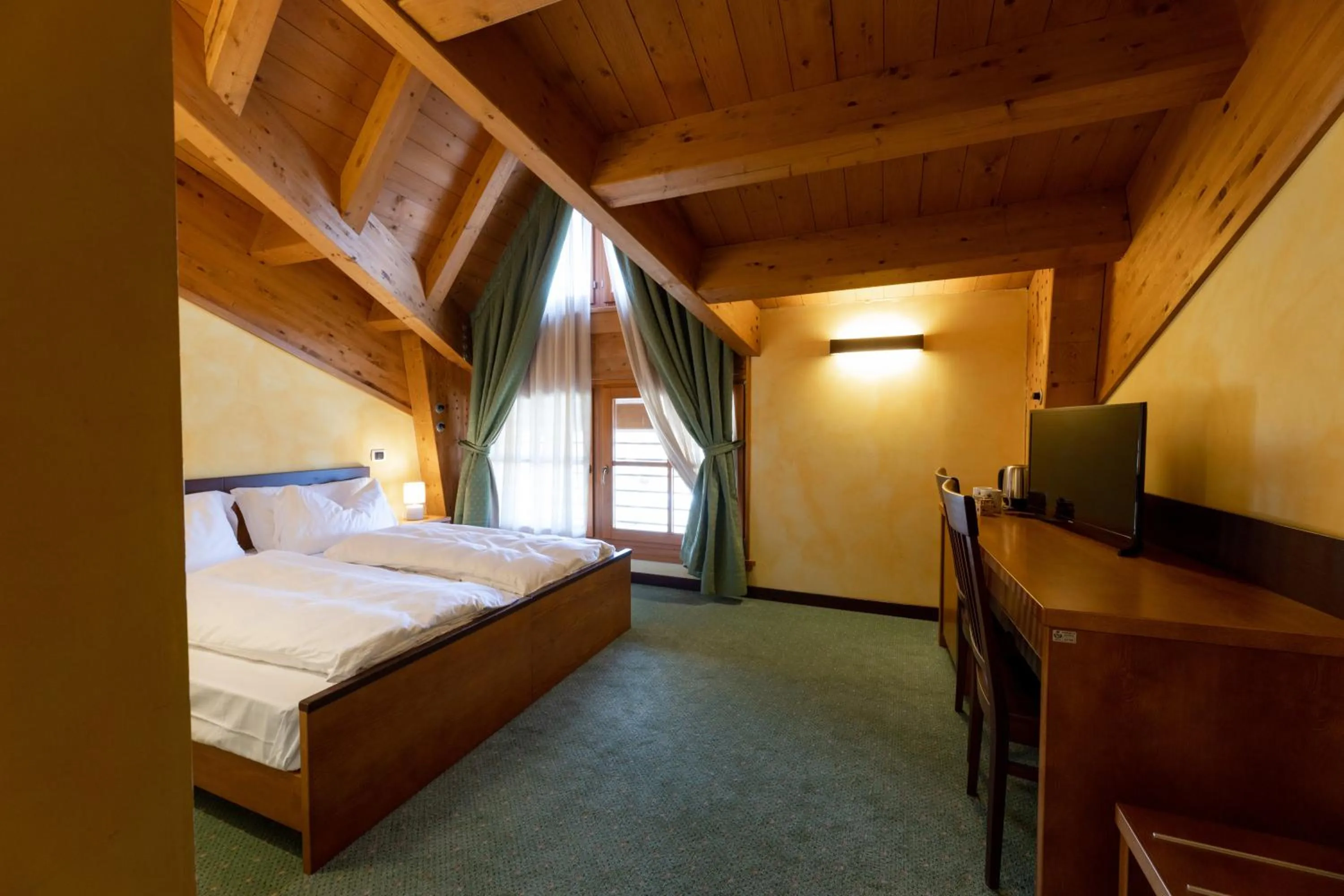 TV and multimedia, Bed in Hotel Enzo Moro