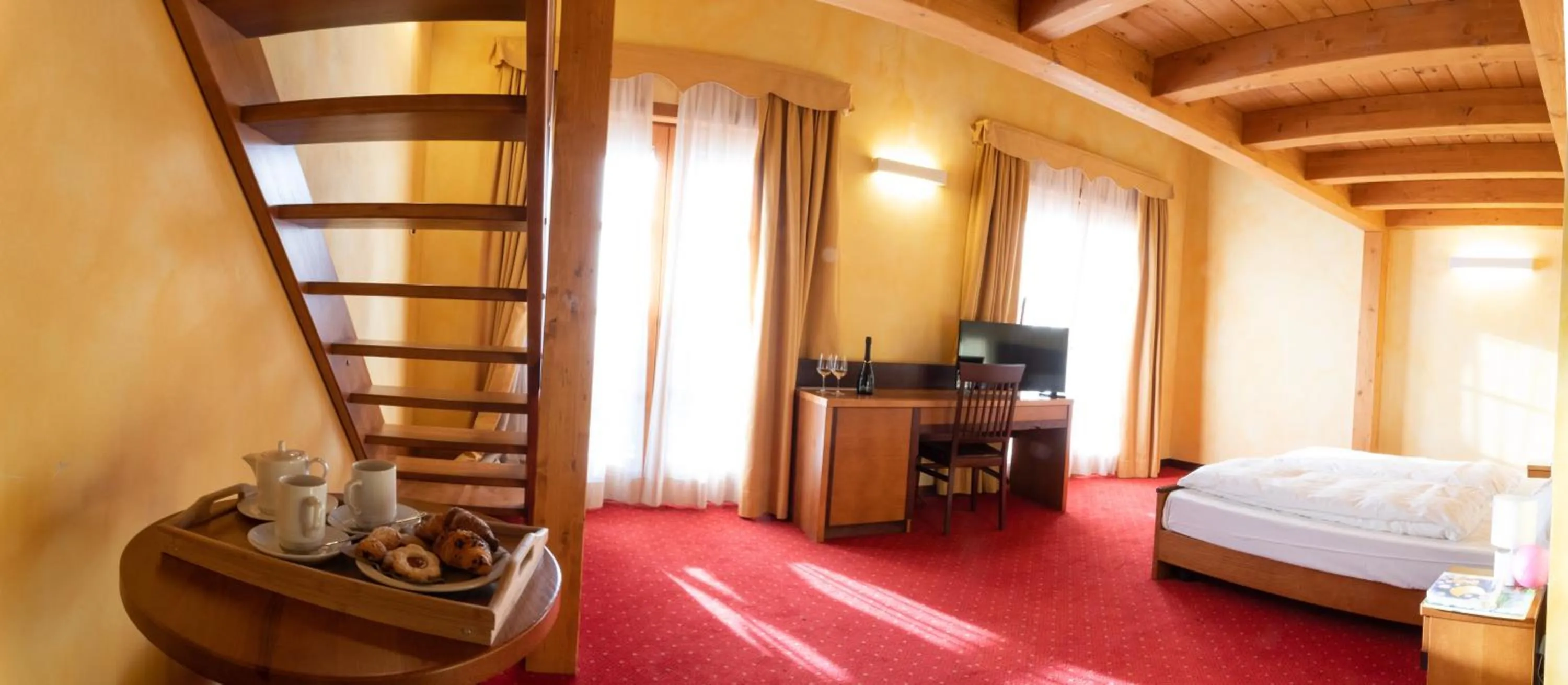 TV and multimedia, Bed in Hotel Enzo Moro