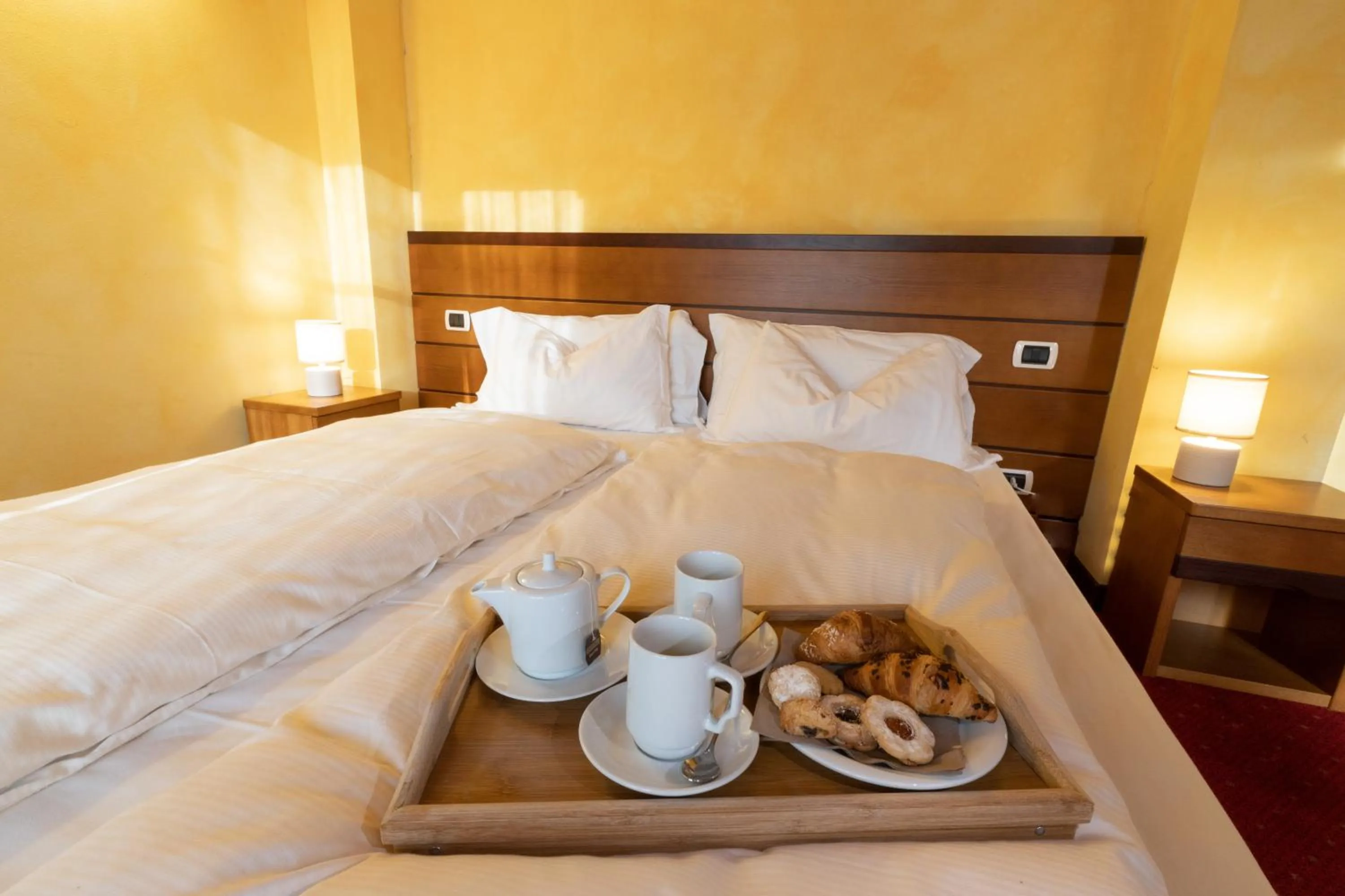 Breakfast, Bed in Hotel Enzo Moro