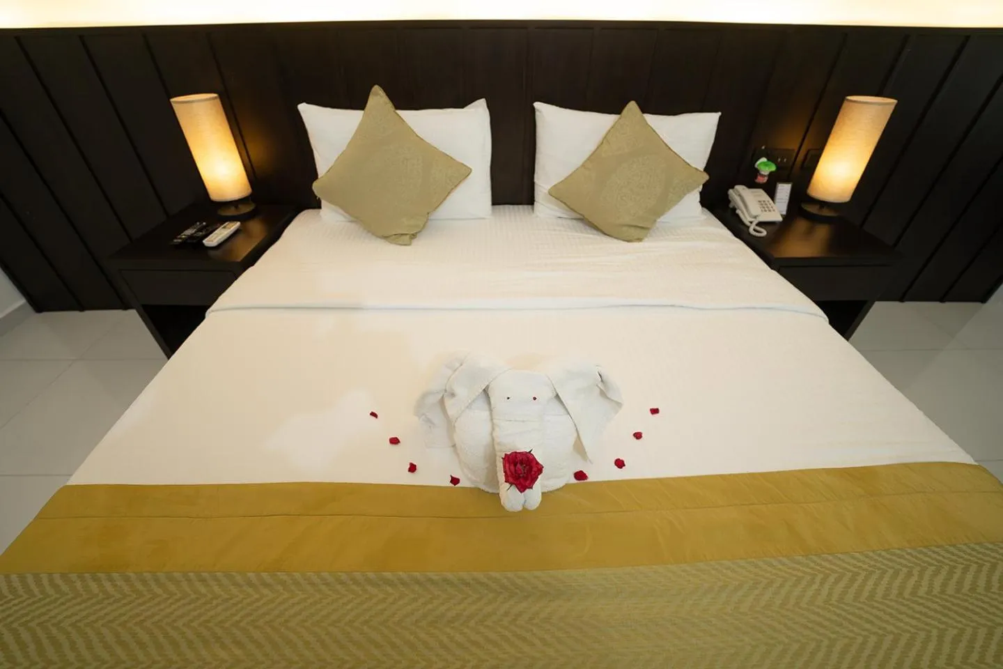 Bed in Good wood Airport Hotel